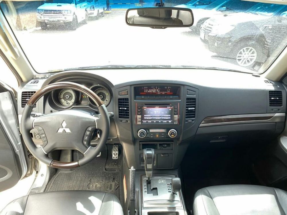 Old 2013 Mitsubishi Pajero GLS 3.2 Di-D 4WD AT