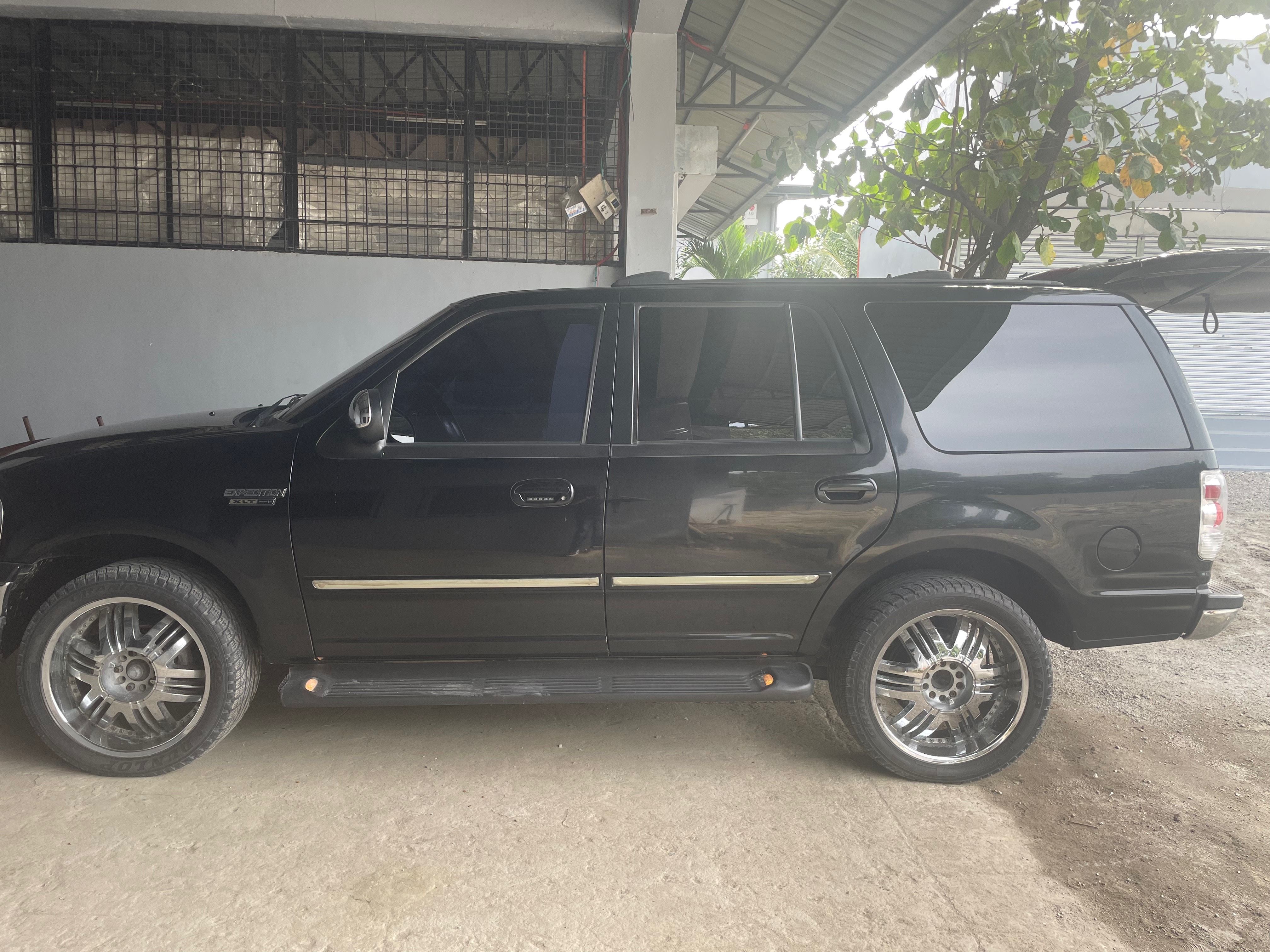 Second hand 2003 Ford Expedition 3.5L Limited AT