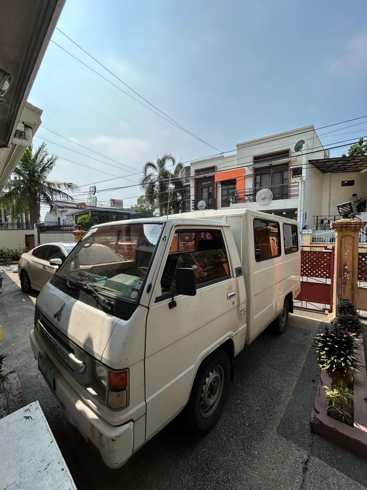 2011 Mitsubishi L300 2011 Mitsubishi L300