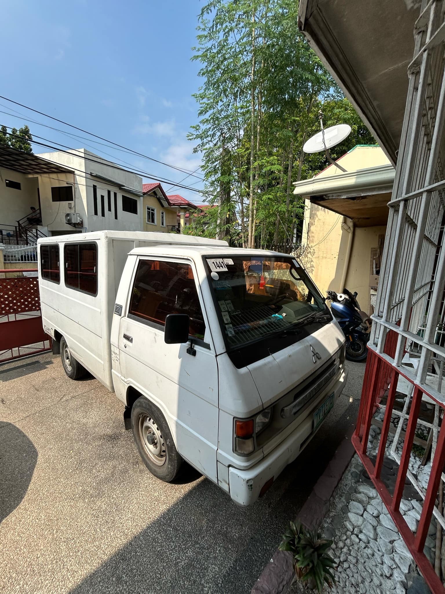 2011 Mitsubishi L300 2011 Mitsubishi L300