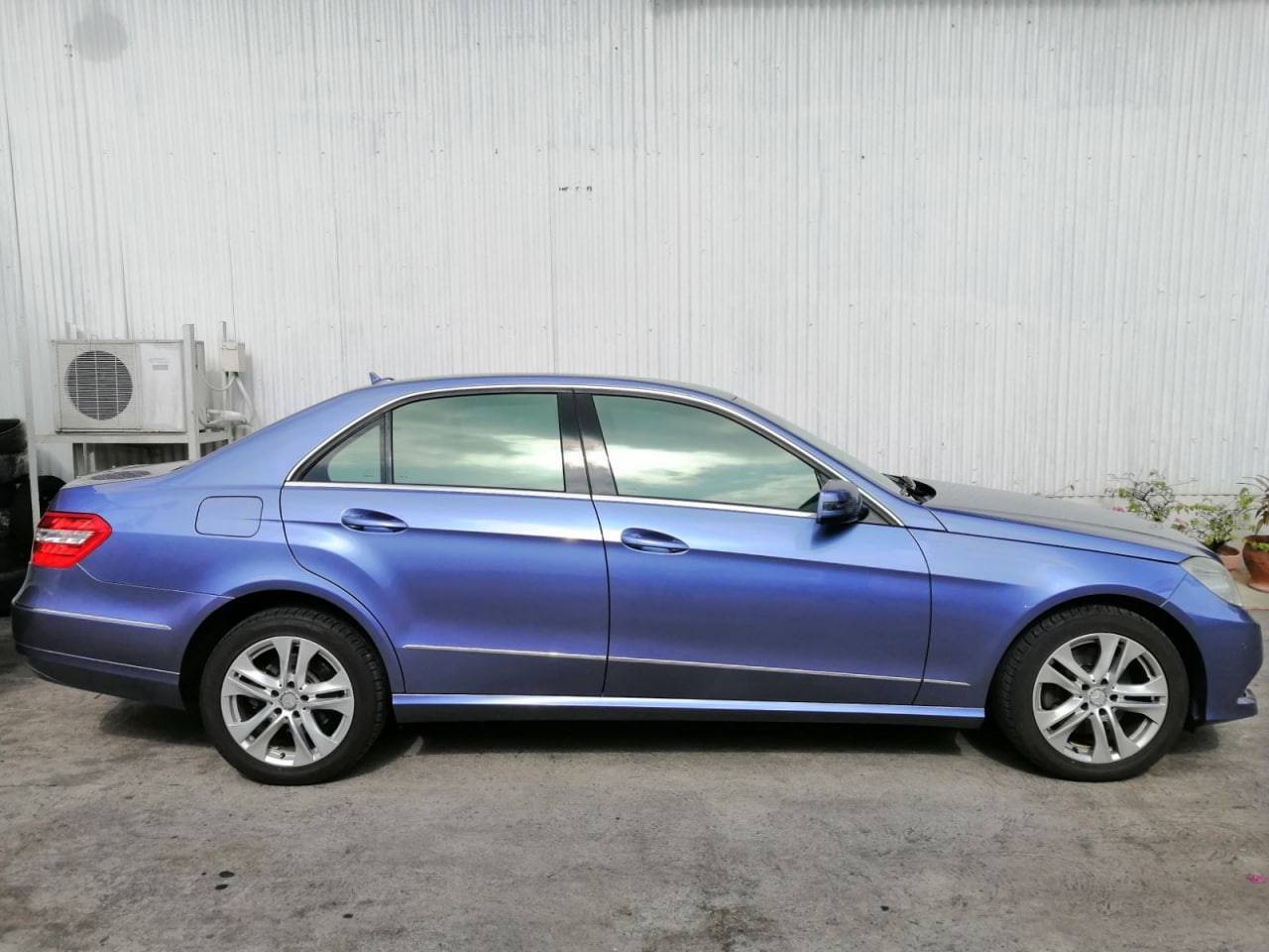 Second hand 2010 Mercedes-Benz E-Class Sedan 3.0L E300 AT