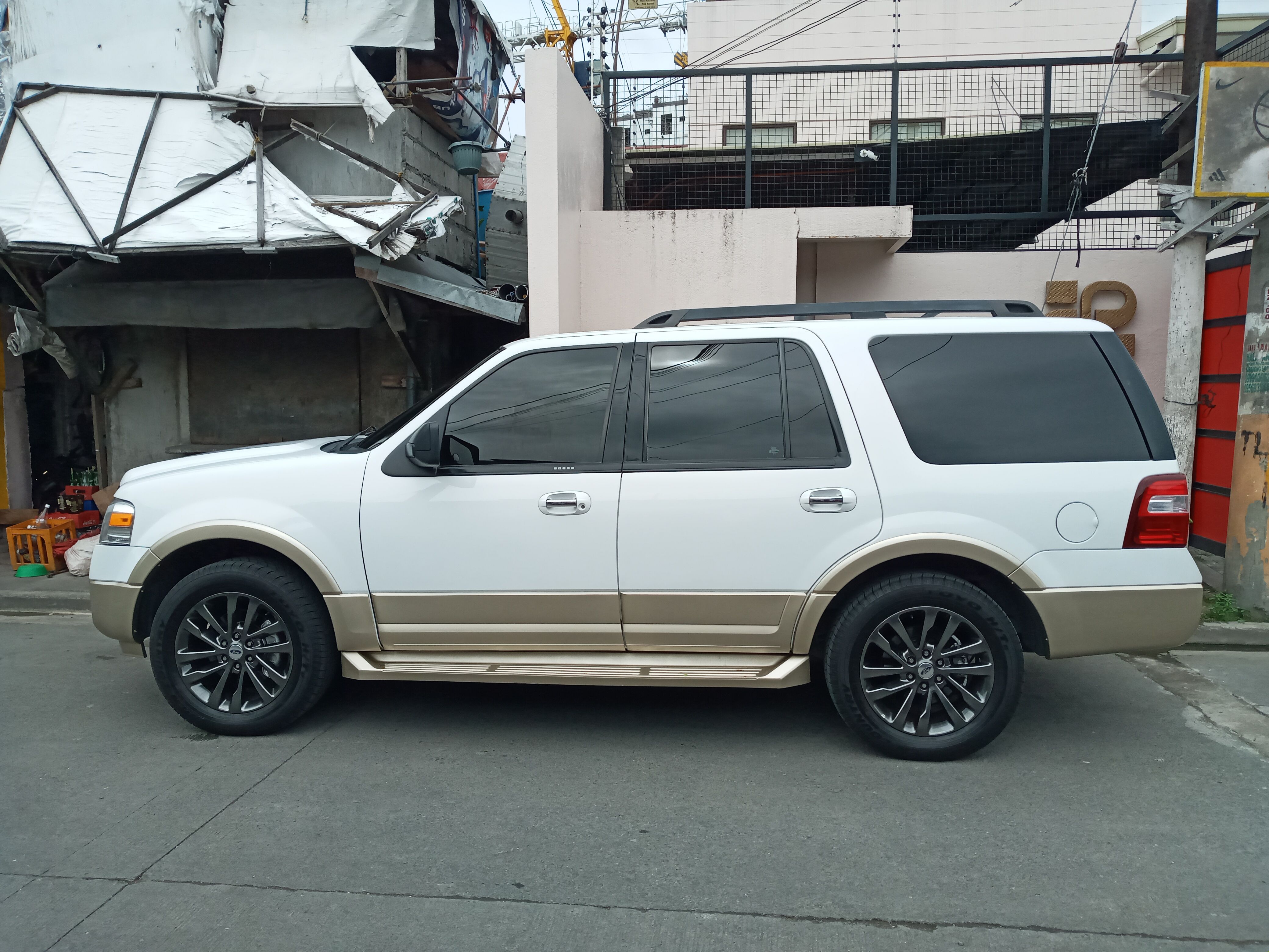 Second hand 2011 Ford Expedition 5.4L XLT AT