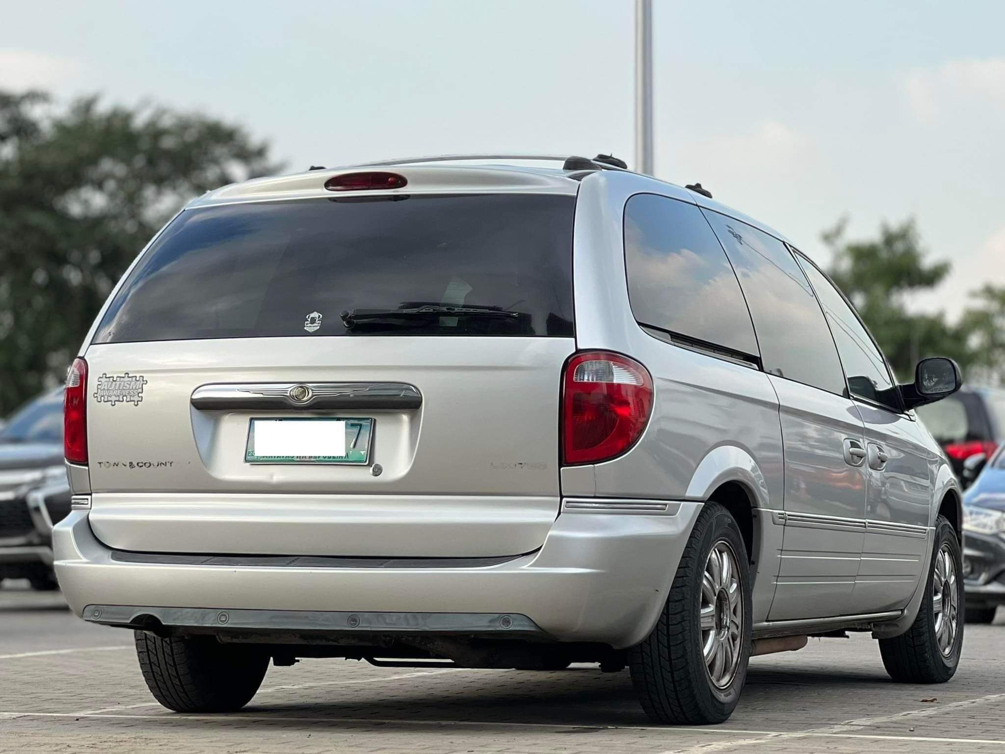 Old 2007 Chrysler Town & Country 3.8L Limited AT