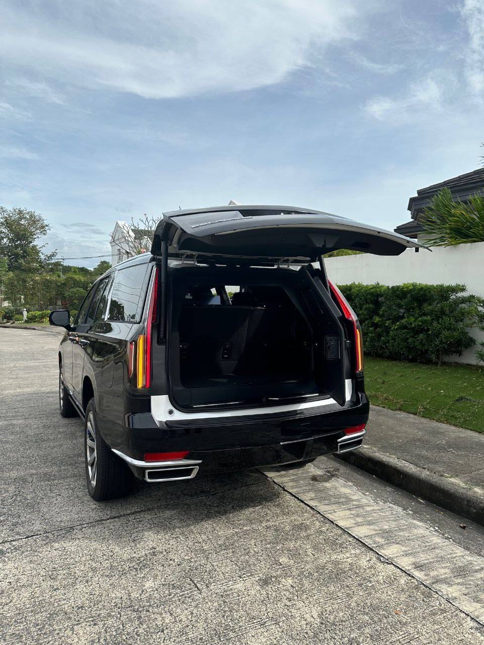 Old 2022 Cadillac Escalade ESV Platinum