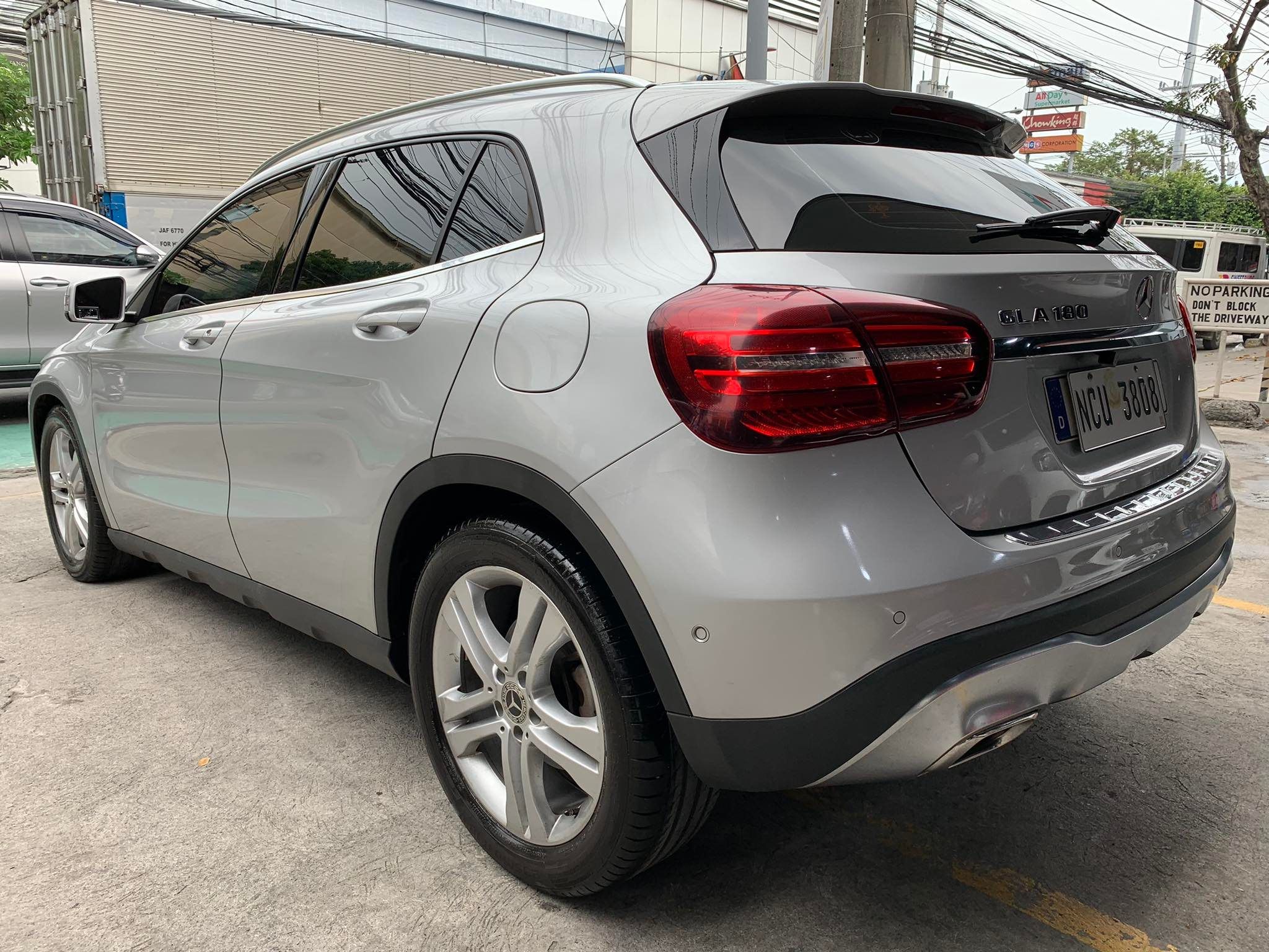 Old 2018 Mercedes-Benz GLA-Class 180 AT