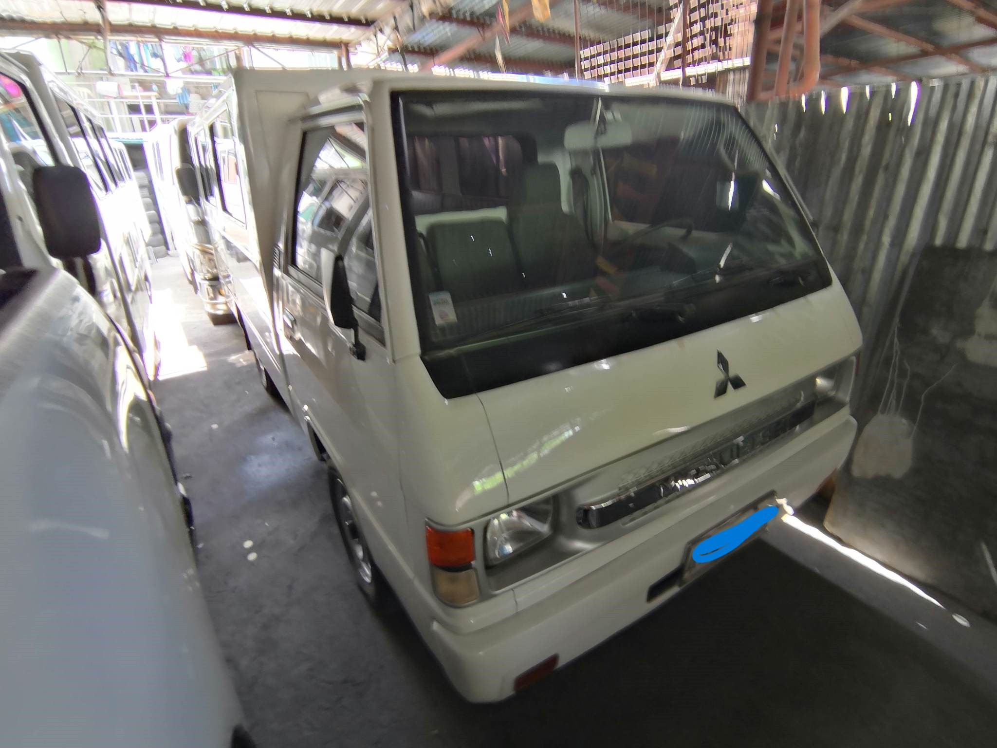 2014 Mitsubishi L300 2014 Mitsubishi L300