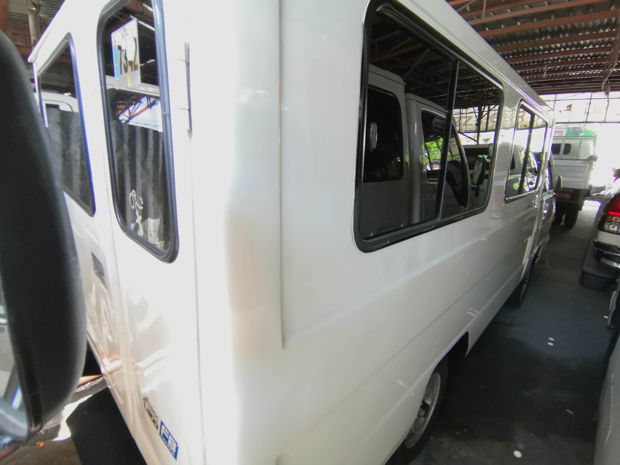 2014 Mitsubishi L300 2014 Mitsubishi L300