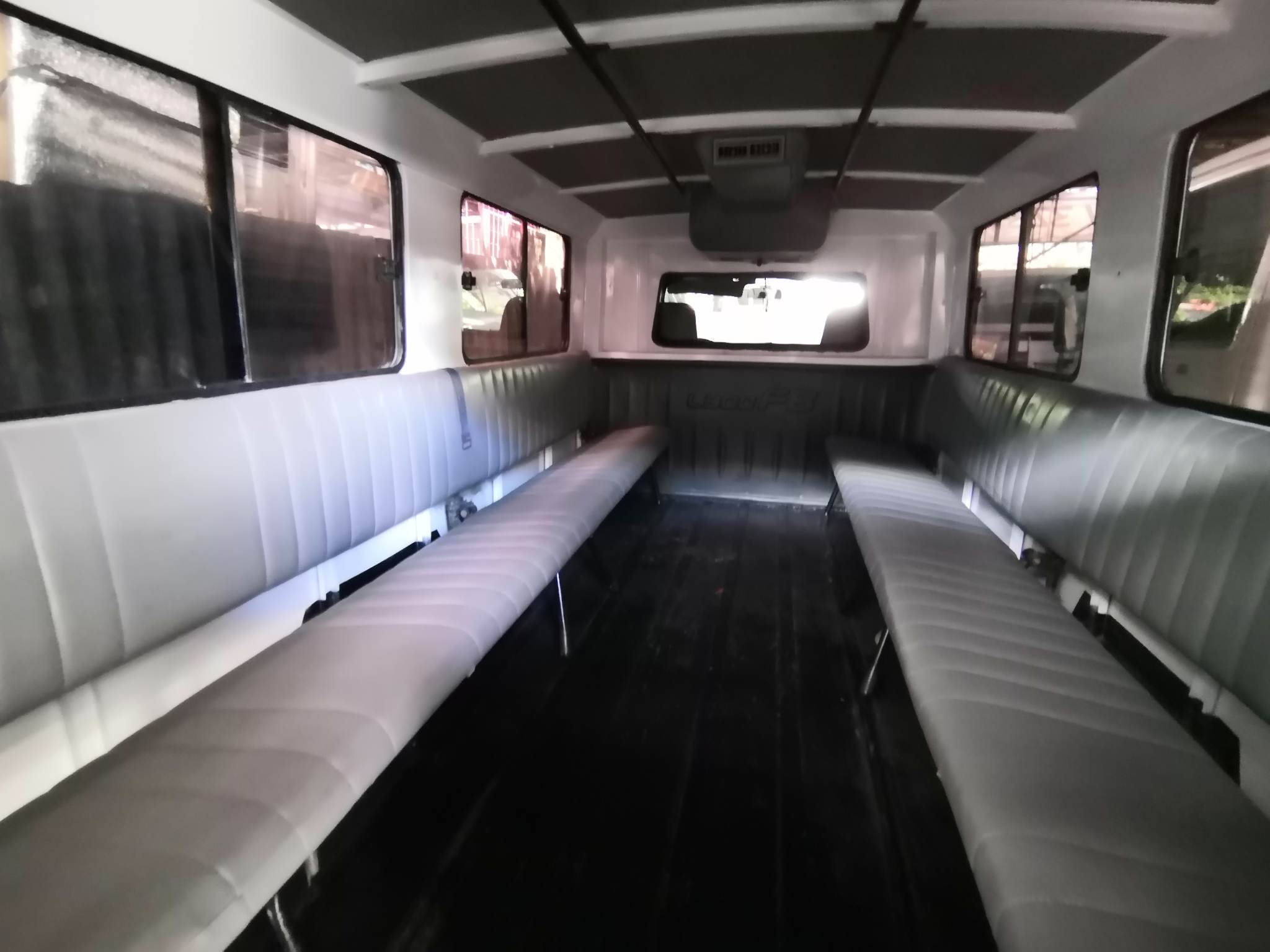 2014 Mitsubishi L300 2014 Mitsubishi L300