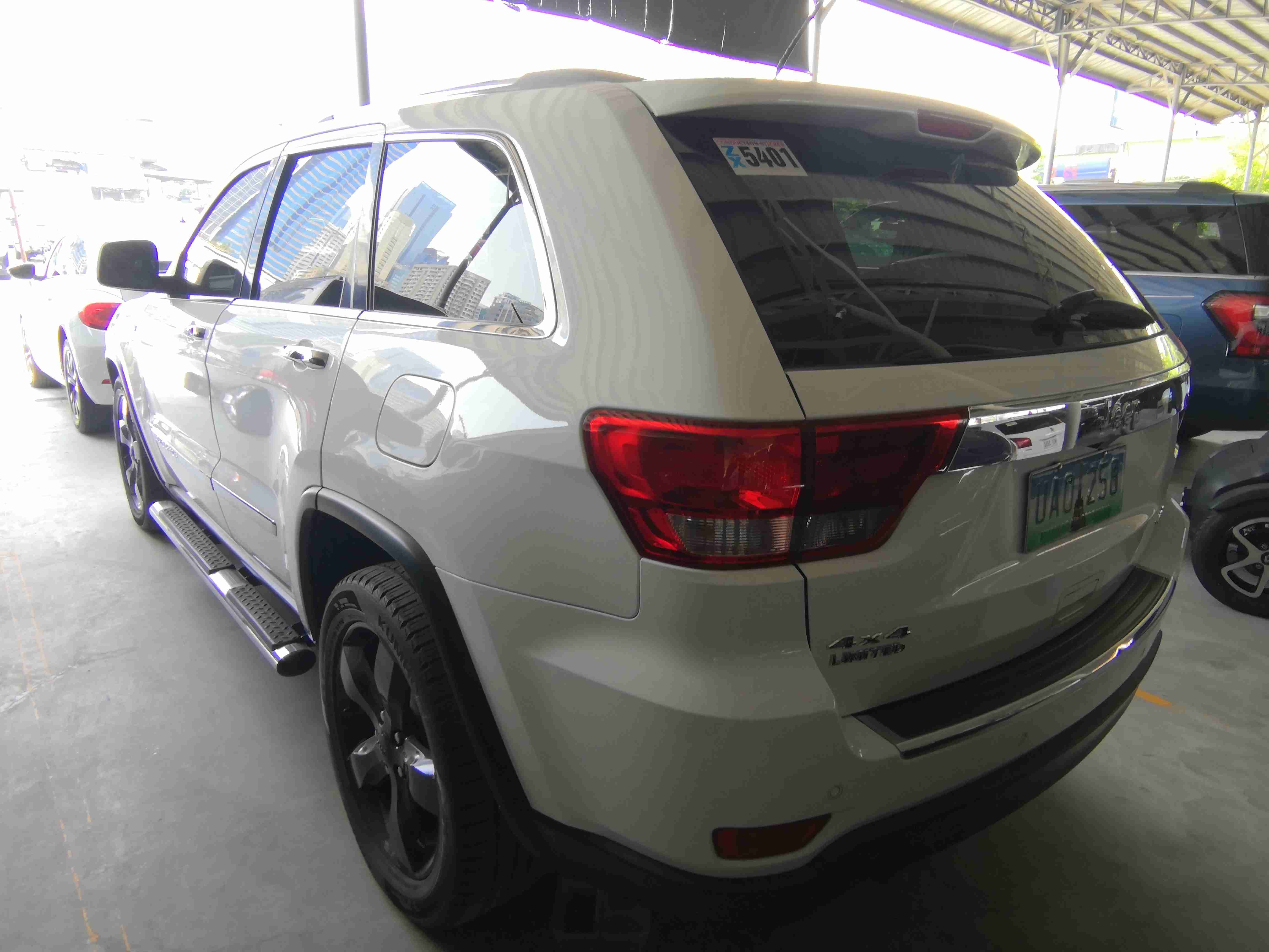 Old 2013 Jeep Grand Cherokee Limited