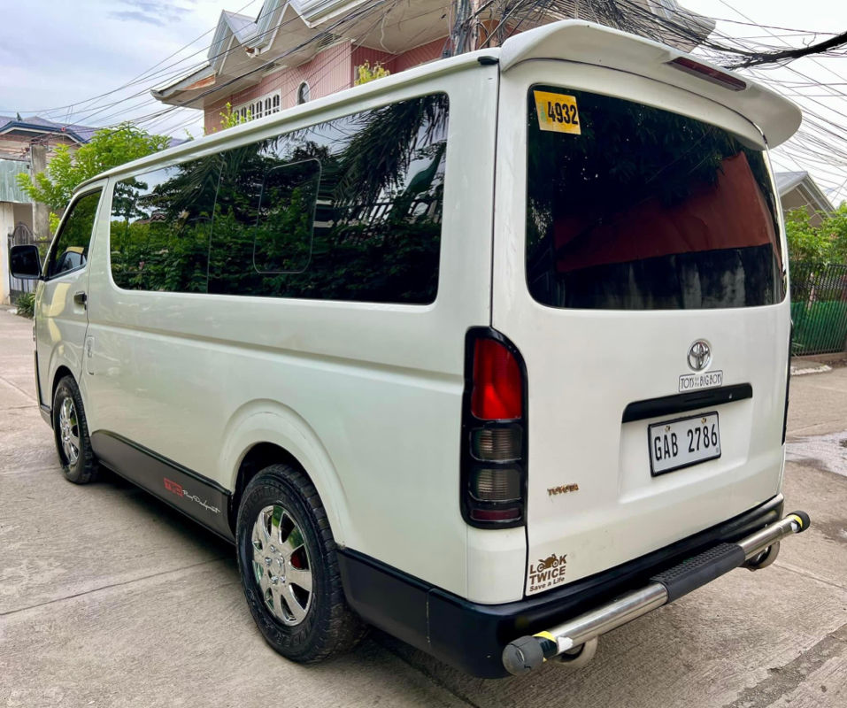 Old 2017 Toyota Hiace Commuter 3.0 M/T