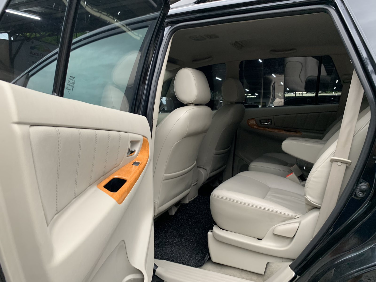 2010 Toyota Innova 2010 Toyota Innova