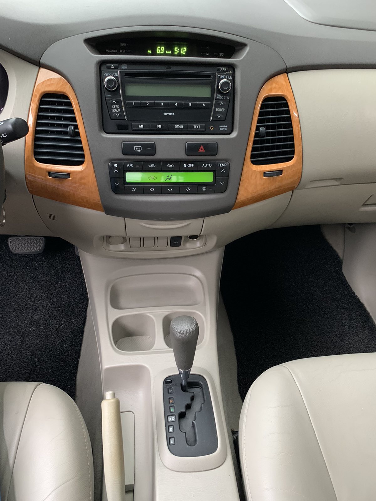 2010 Toyota Innova 2010 Toyota Innova