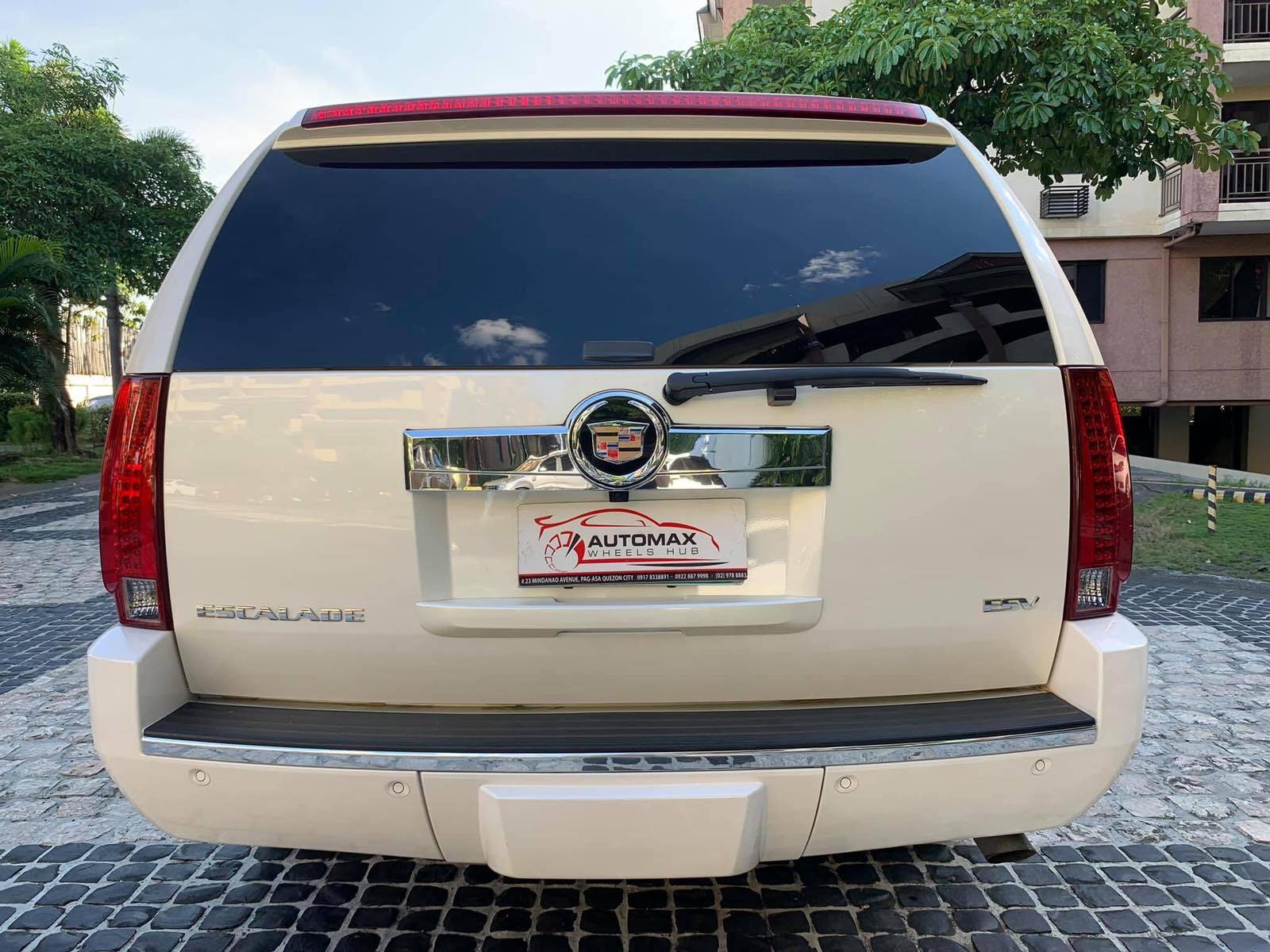 Old 2007 Cadillac Escalade ESV Platinum