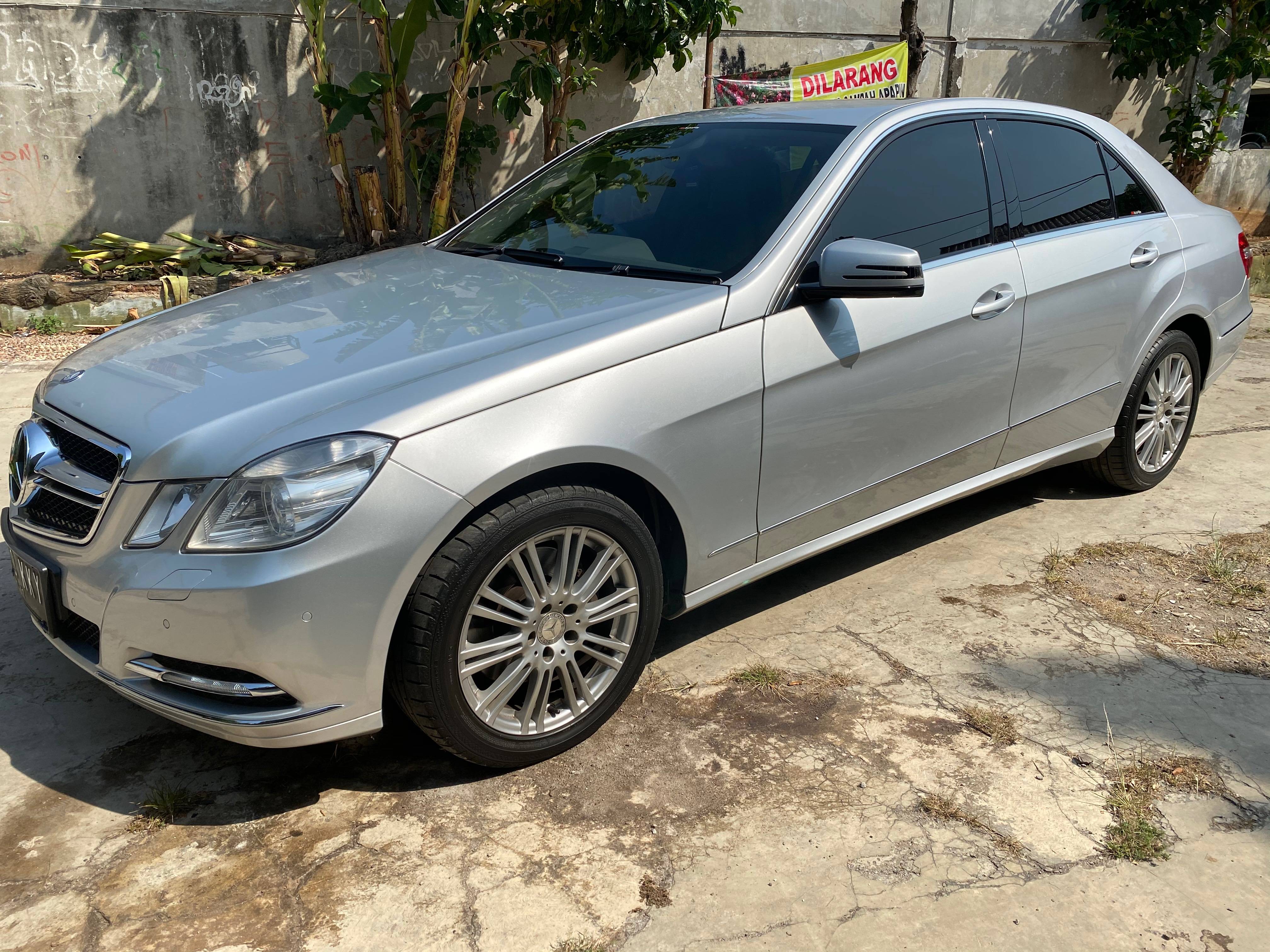 2010 Mercedes Benz E-Class  E 300 Elegance E 300 Elegance tua