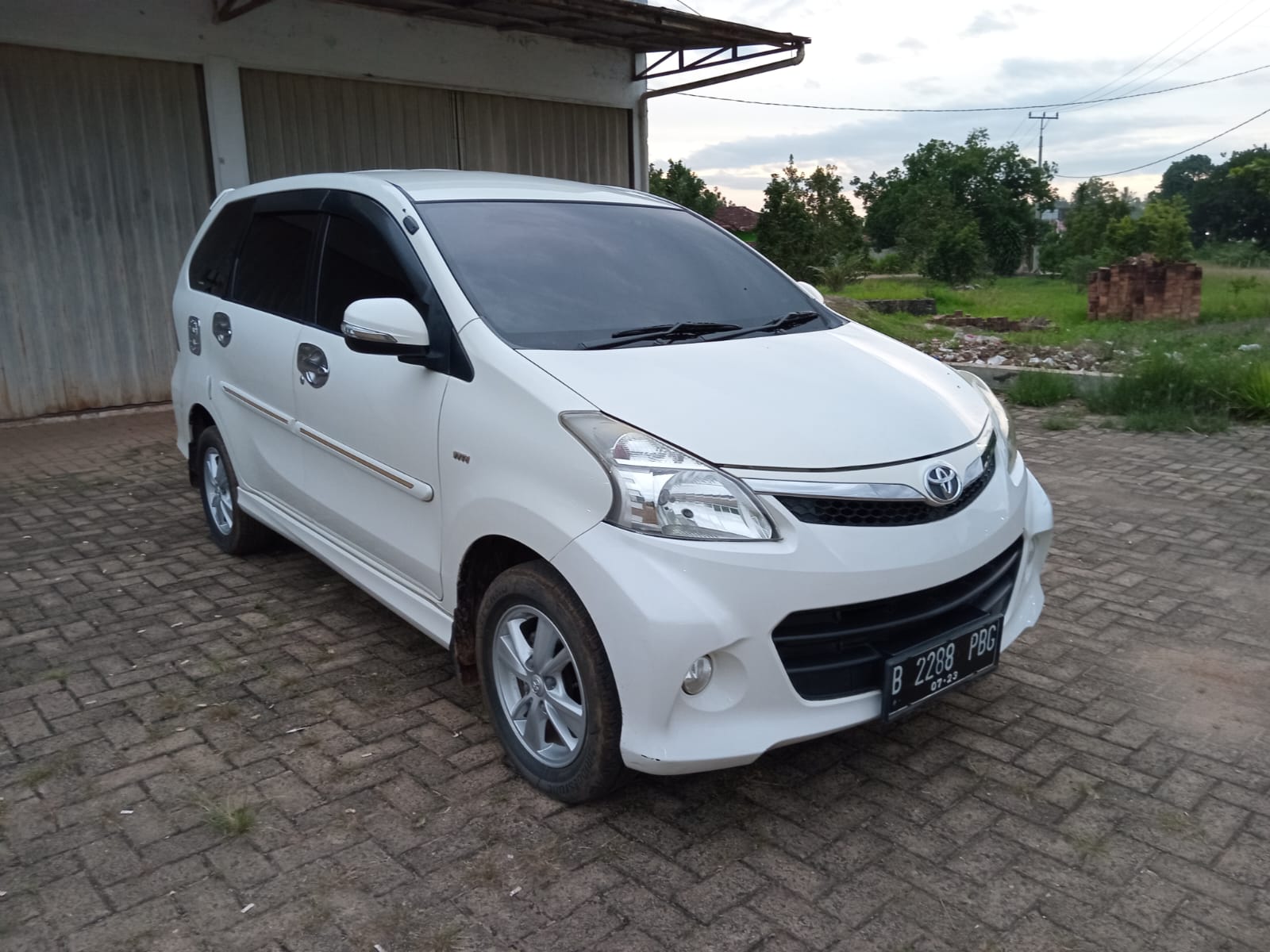 Second Hand 2013 Toyota Avanza Veloz Second Hand 2013 Toyota Avanza Veloz
