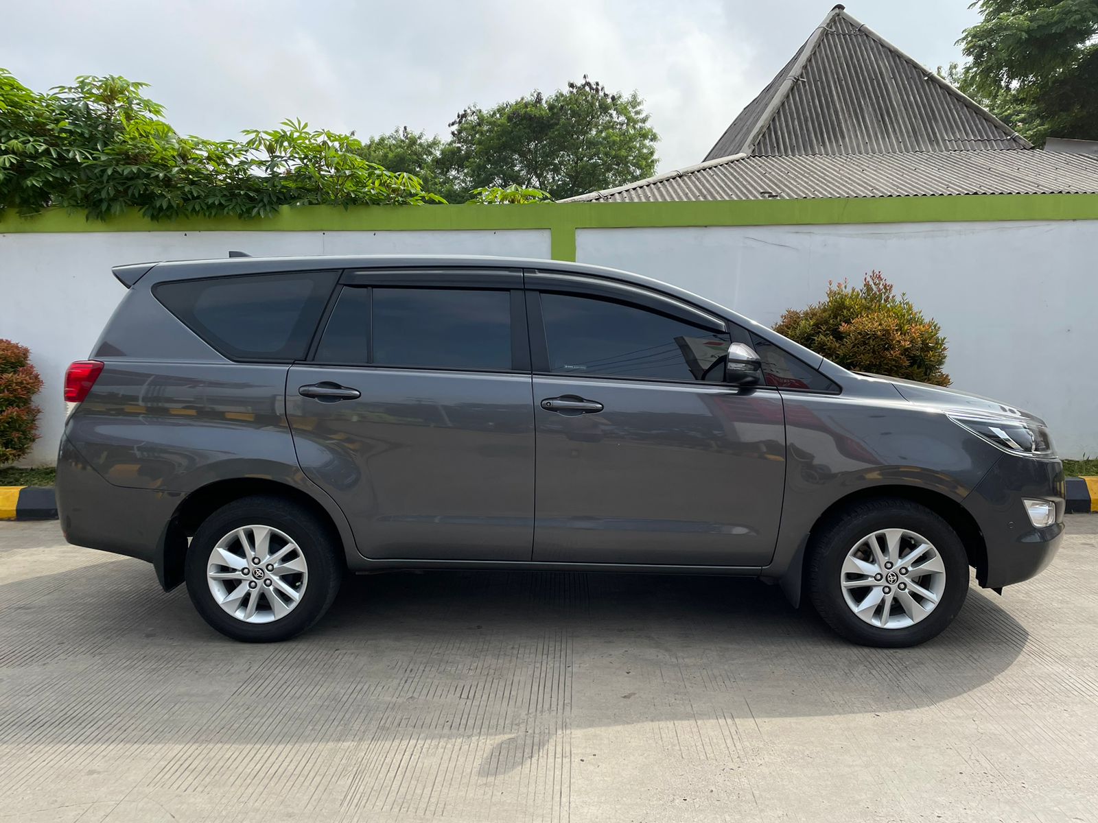 Dijual 2020 Toyota Kijang Innova 2.5 V AT DIESEL 2.5 V AT DIESEL Bekas