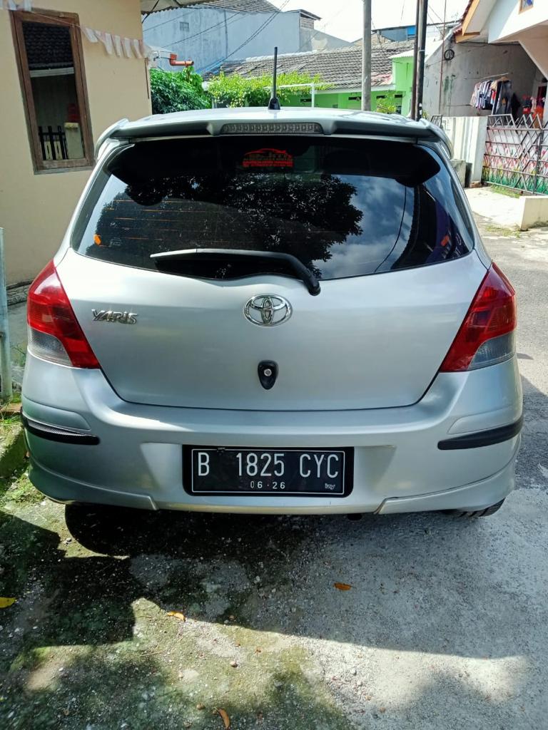 2011 Toyota Yaris  J AT 2011 Toyota Yaris  J AT