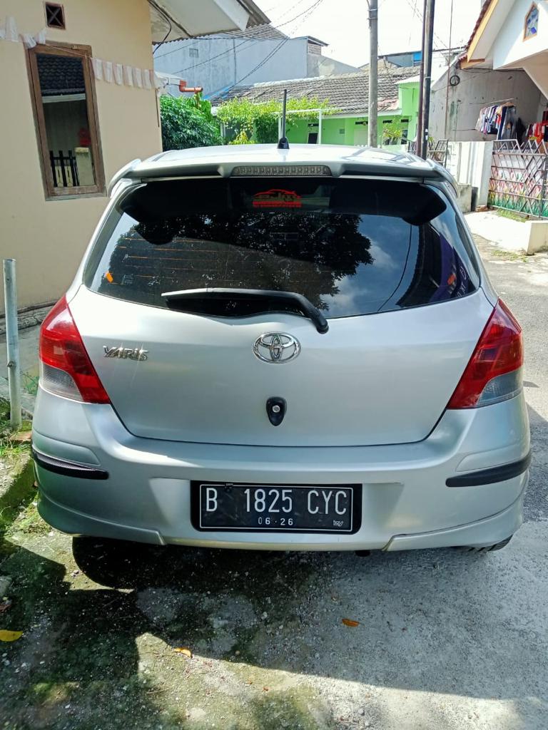 2011 Toyota Yaris  J AT 2011 Toyota Yaris  J AT