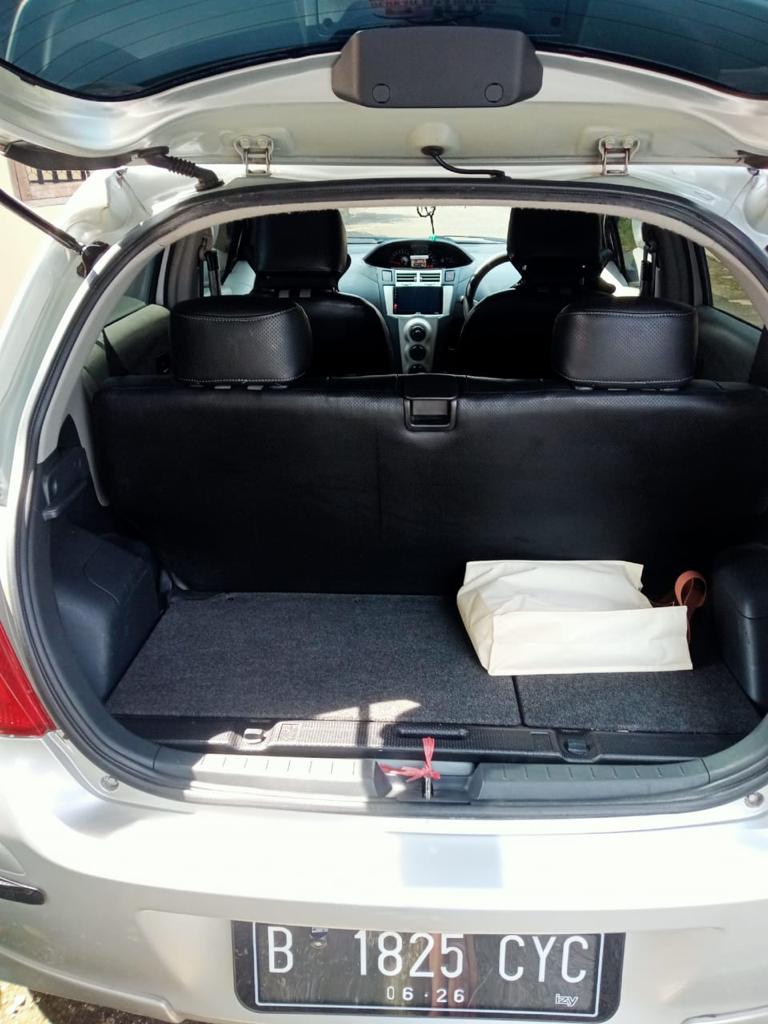 2011 Toyota Yaris  J AT 2011 Toyota Yaris  J AT