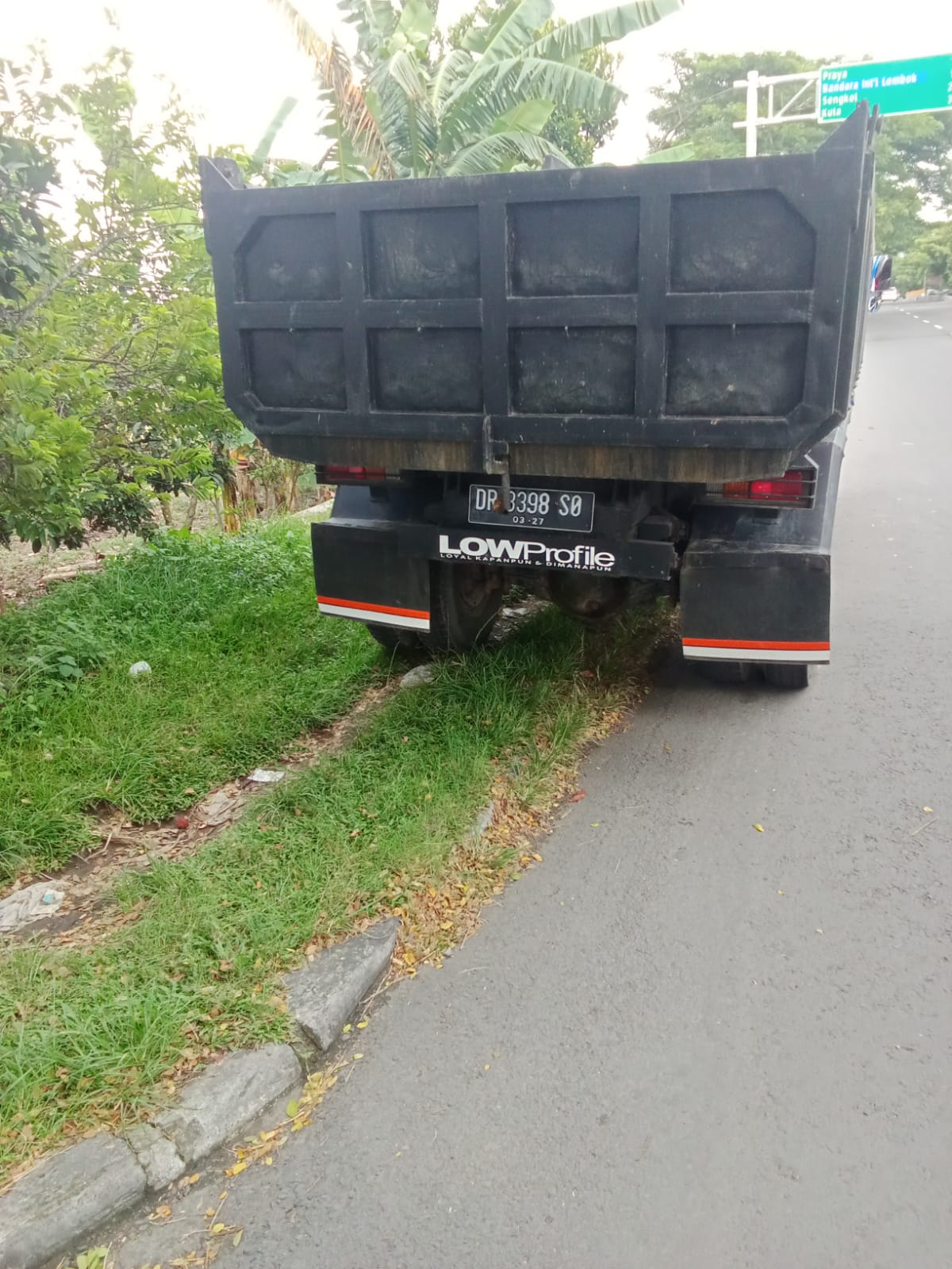 2012 Mitsubishi L300  2.5L Pick Up Box MT 2012 Mitsubishi L300  2.5L Pick Up Box MT