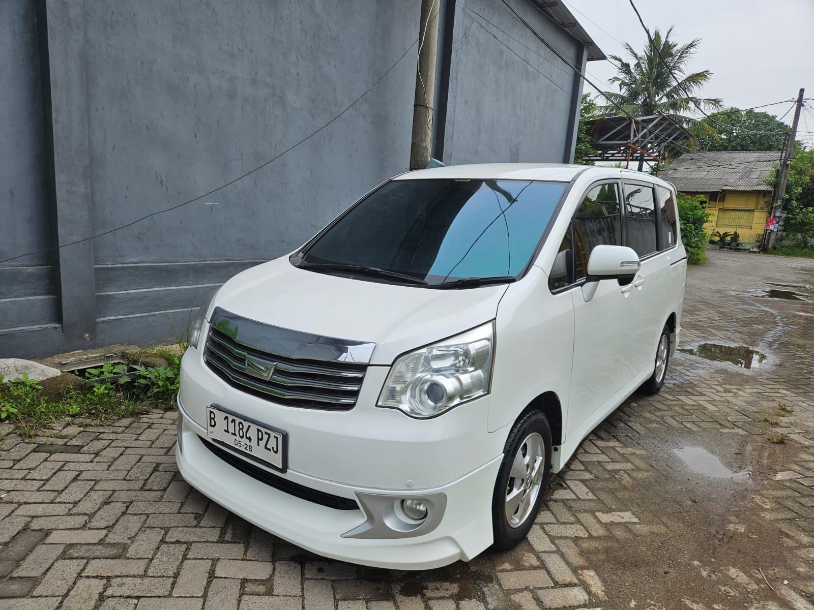 Second Hand 2013 Toyota NAV1 Second Hand 2013 Toyota NAV1