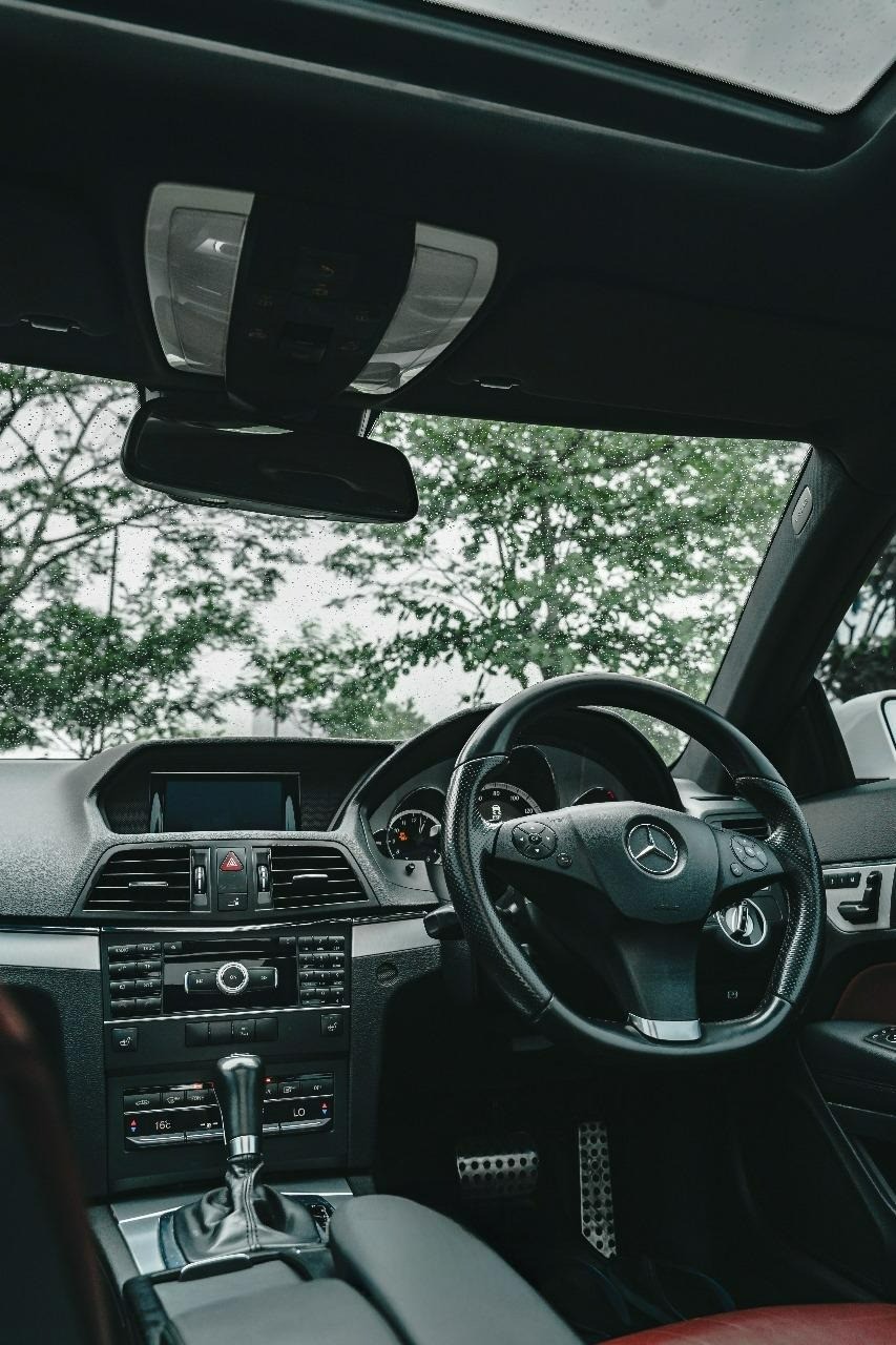 2011 Mercedes Benz E-Class  E 250 AT CBU COUPE 2011 Mercedes Benz E-Class  E 250 AT CBU COUPE