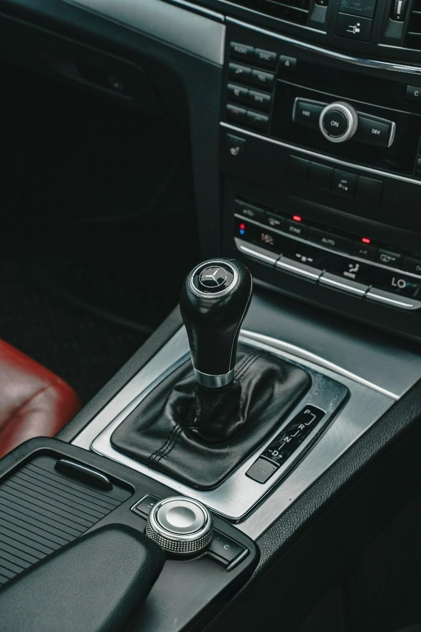 2011 Mercedes Benz E-Class  E 250 AT CBU COUPE 2011 Mercedes Benz E-Class  E 250 AT CBU COUPE