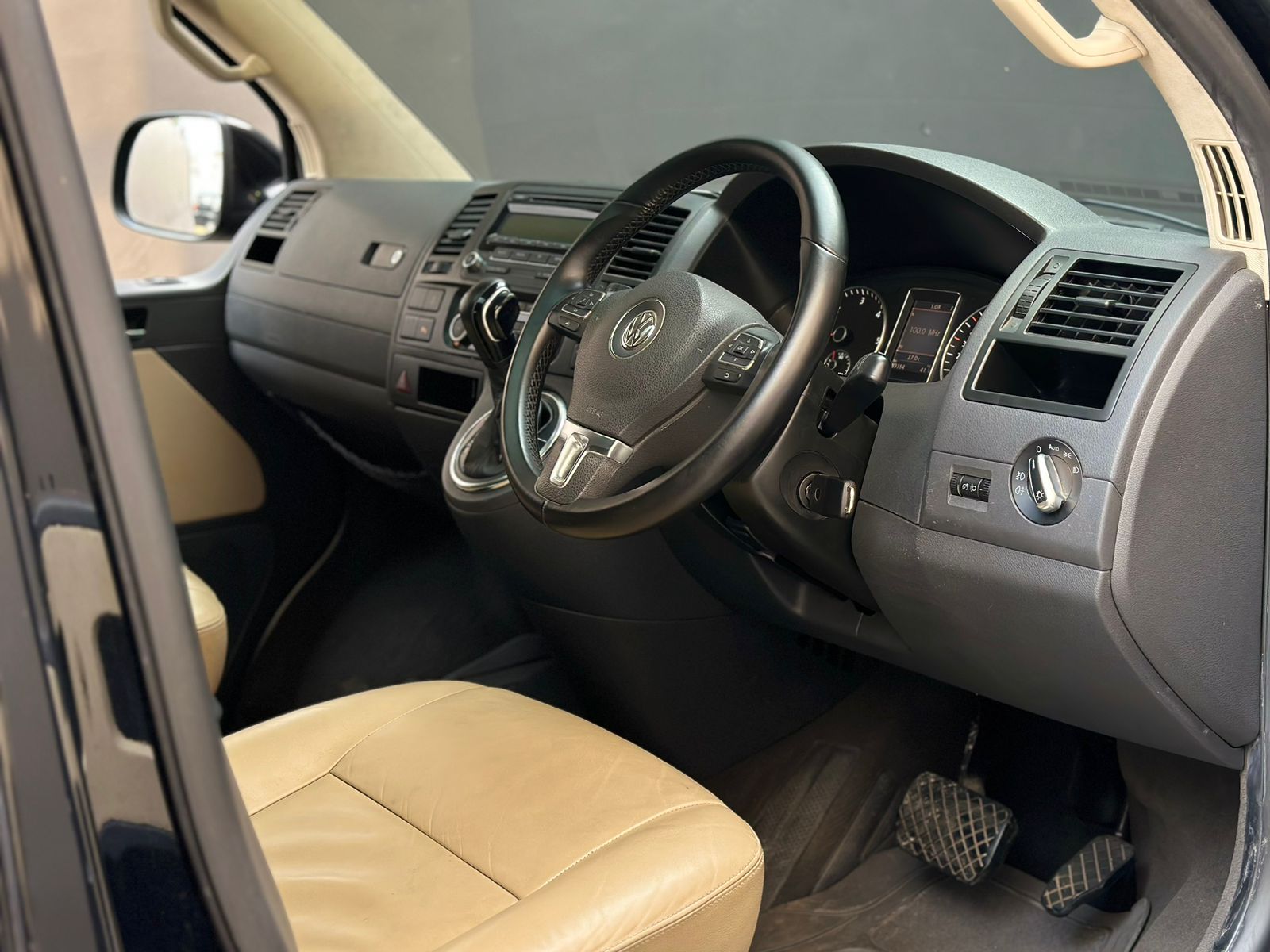 2010 Volkswagen Caravelle 2.0L TDI 2010 Volkswagen Caravelle 2.0L TDI