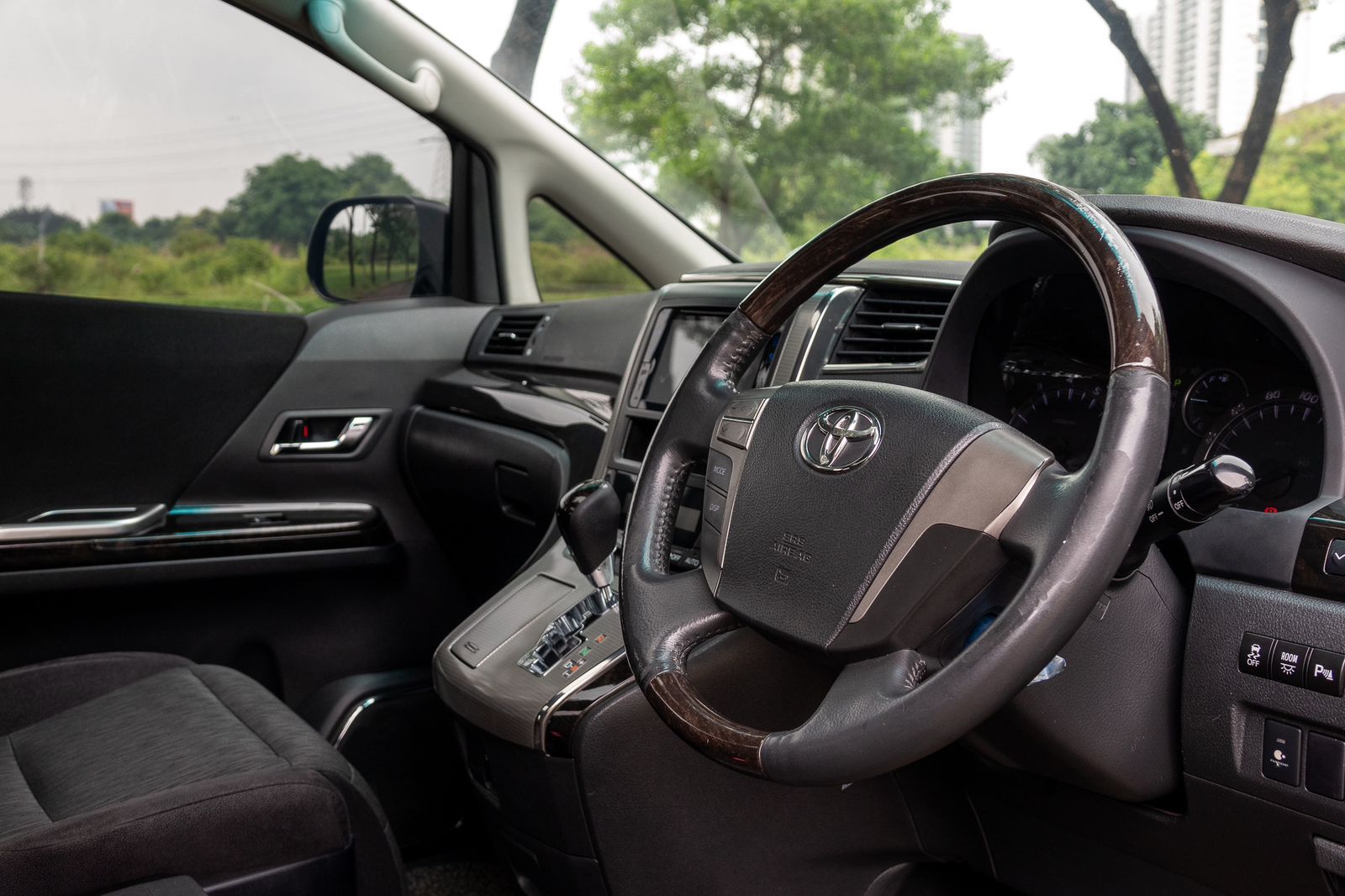 2013 Toyota Vellfire  2.4 ZG AT AUDIOLESS 2013 Toyota Vellfire  2.4 ZG AT AUDIOLESS