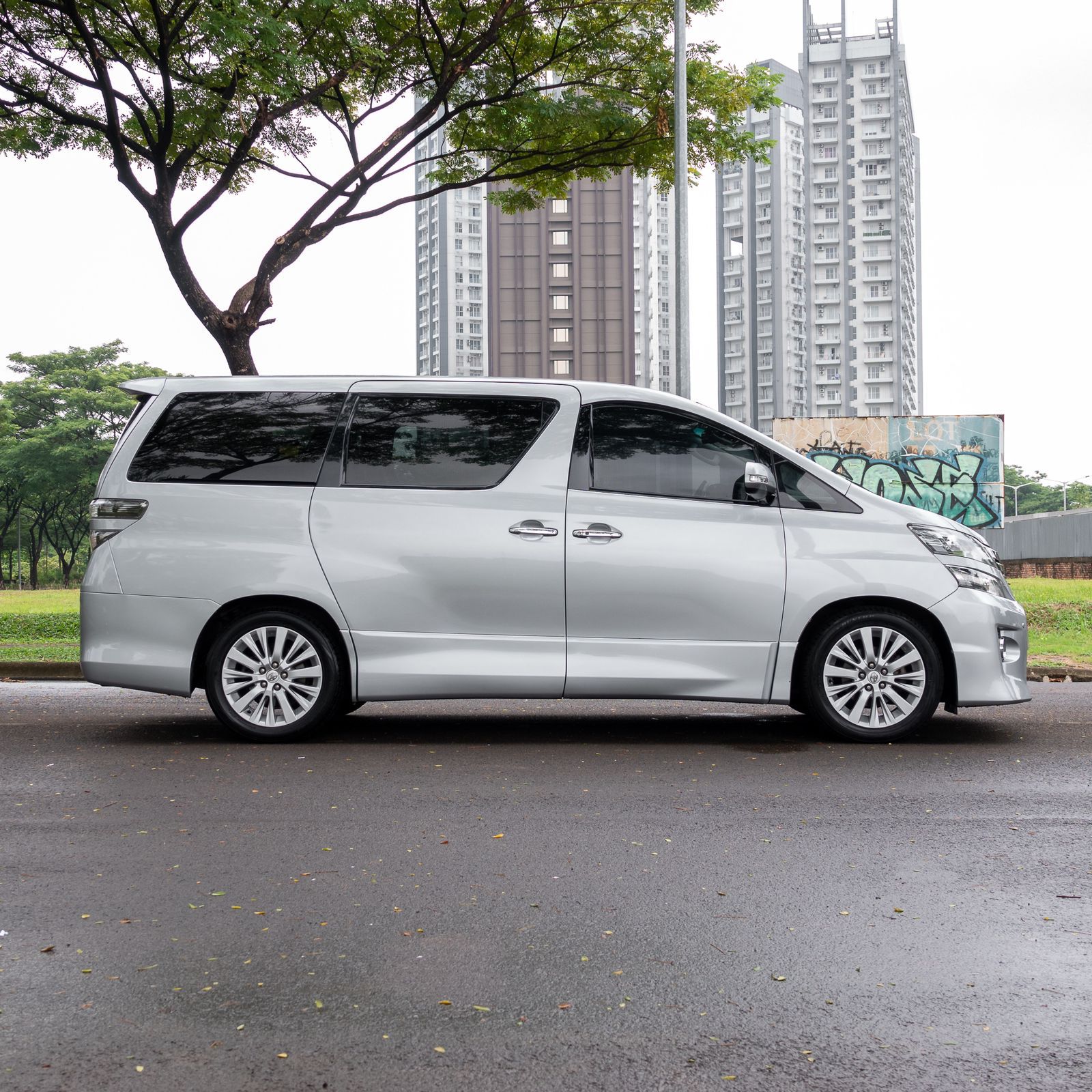 2013 Toyota Vellfire  2.4 ZG AT AUDIOLESS 2013 Toyota Vellfire  2.4 ZG AT AUDIOLESS