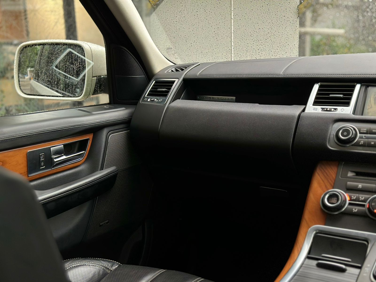 2010 Land Rover Range Rover Sport  5.0 L V8 2010 Land Rover Range Rover Sport  5.0 L V8