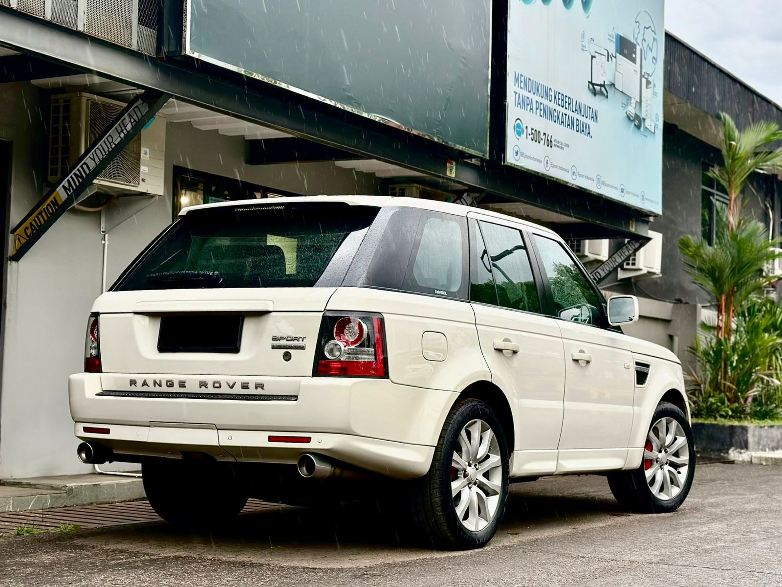 2010 Land Rover Range Rover Sport  5.0 L V8 2010 Land Rover Range Rover Sport  5.0 L V8