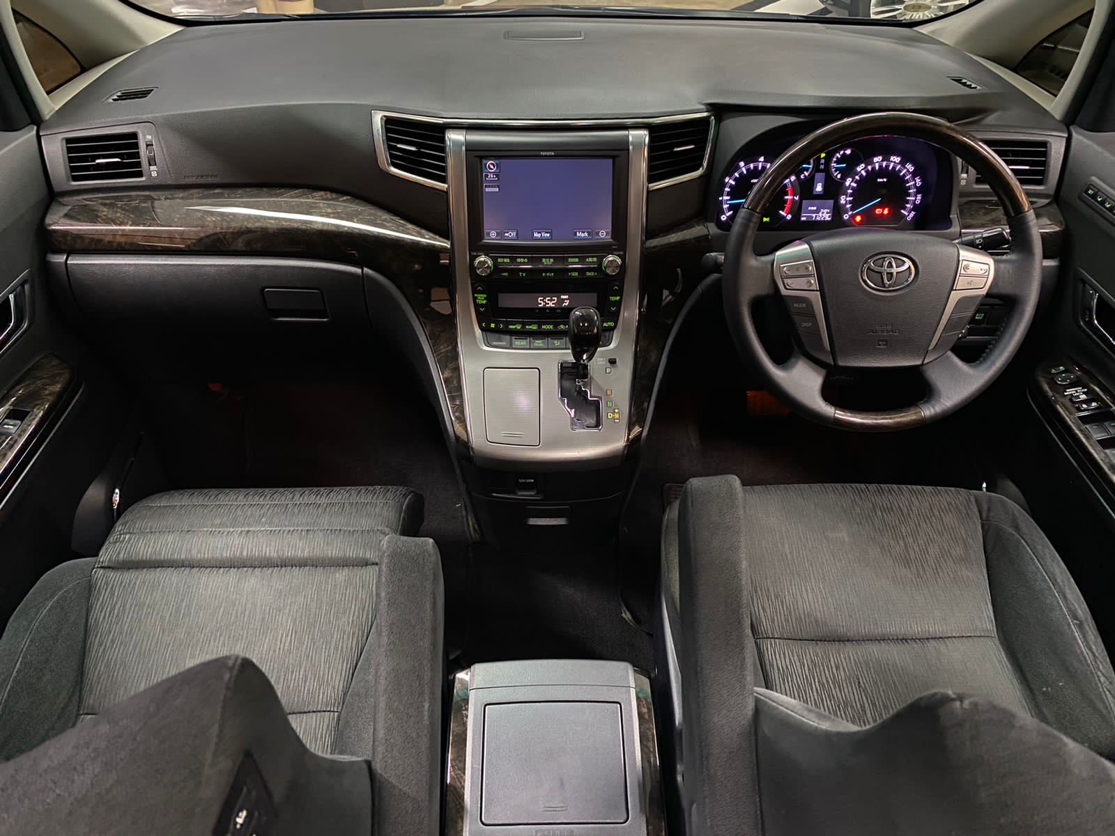 2013 Toyota Alphard  SC 2.4 AT 2013 Toyota Alphard  SC 2.4 AT
