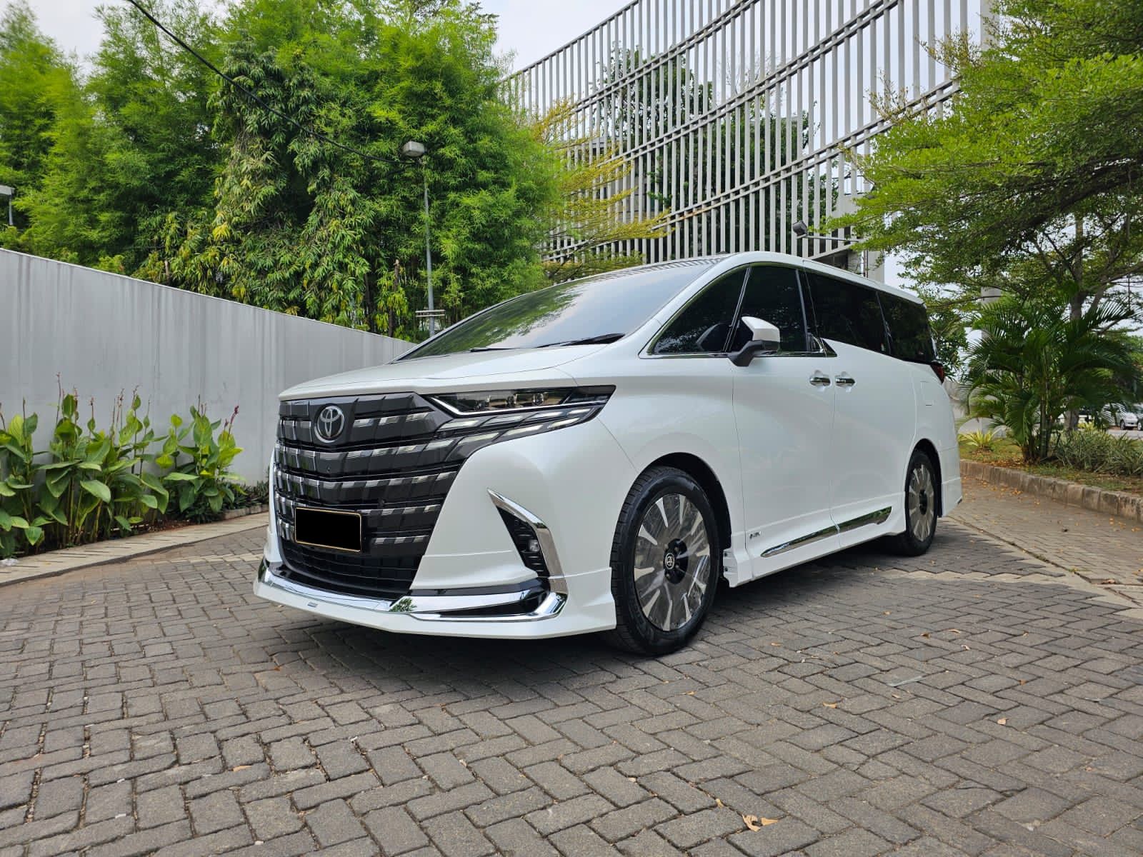 2023 Toyota Alphard Hybrid 2.5 HV 2023 Toyota Alphard Hybrid 2.5 HV