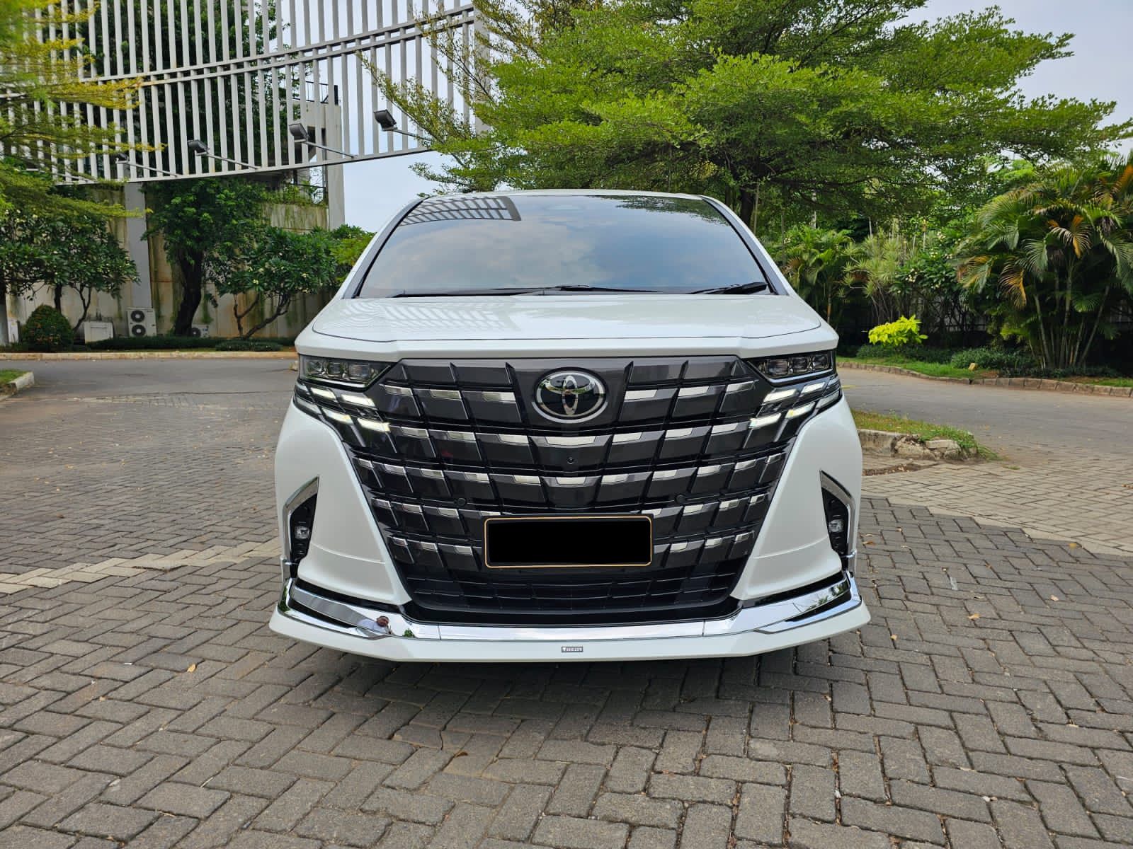 2023 Toyota Alphard Hybrid 2.5 HV 2023 Toyota Alphard Hybrid 2.5 HV