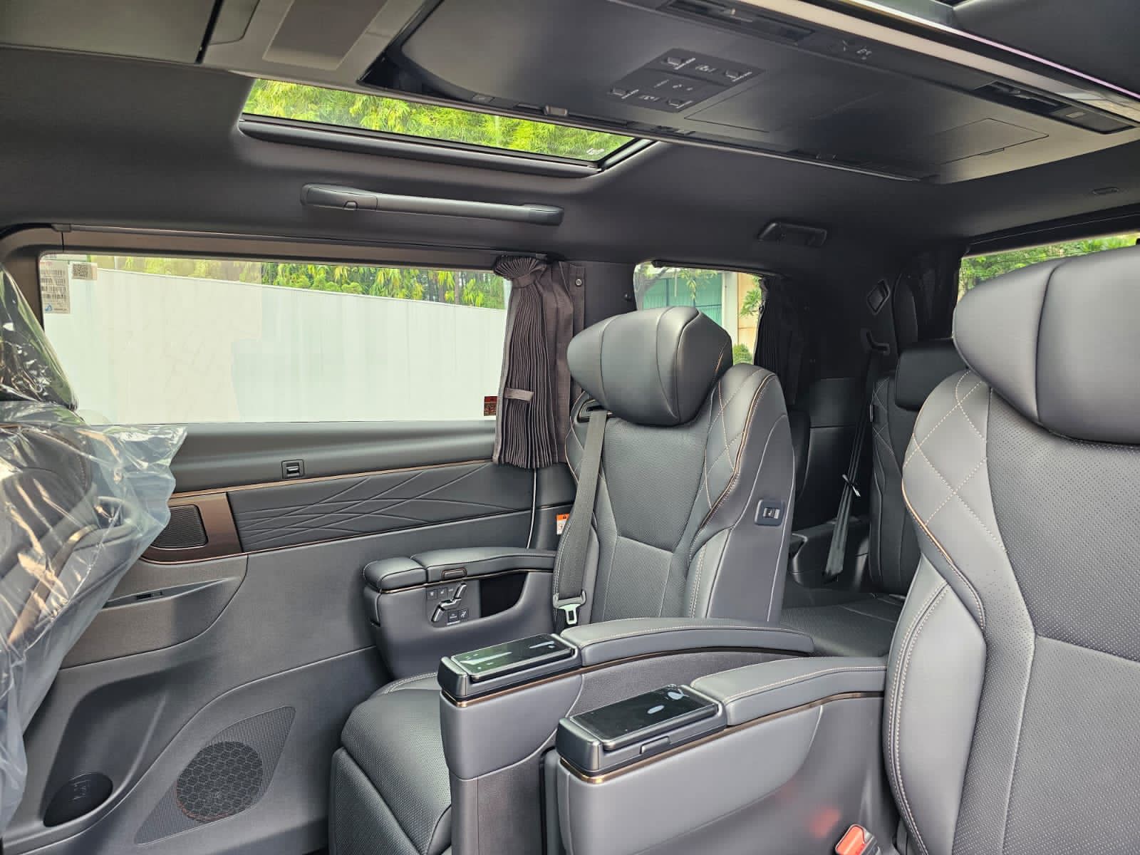 2023 Toyota Alphard Hybrid 2.5 HV 2023 Toyota Alphard Hybrid 2.5 HV