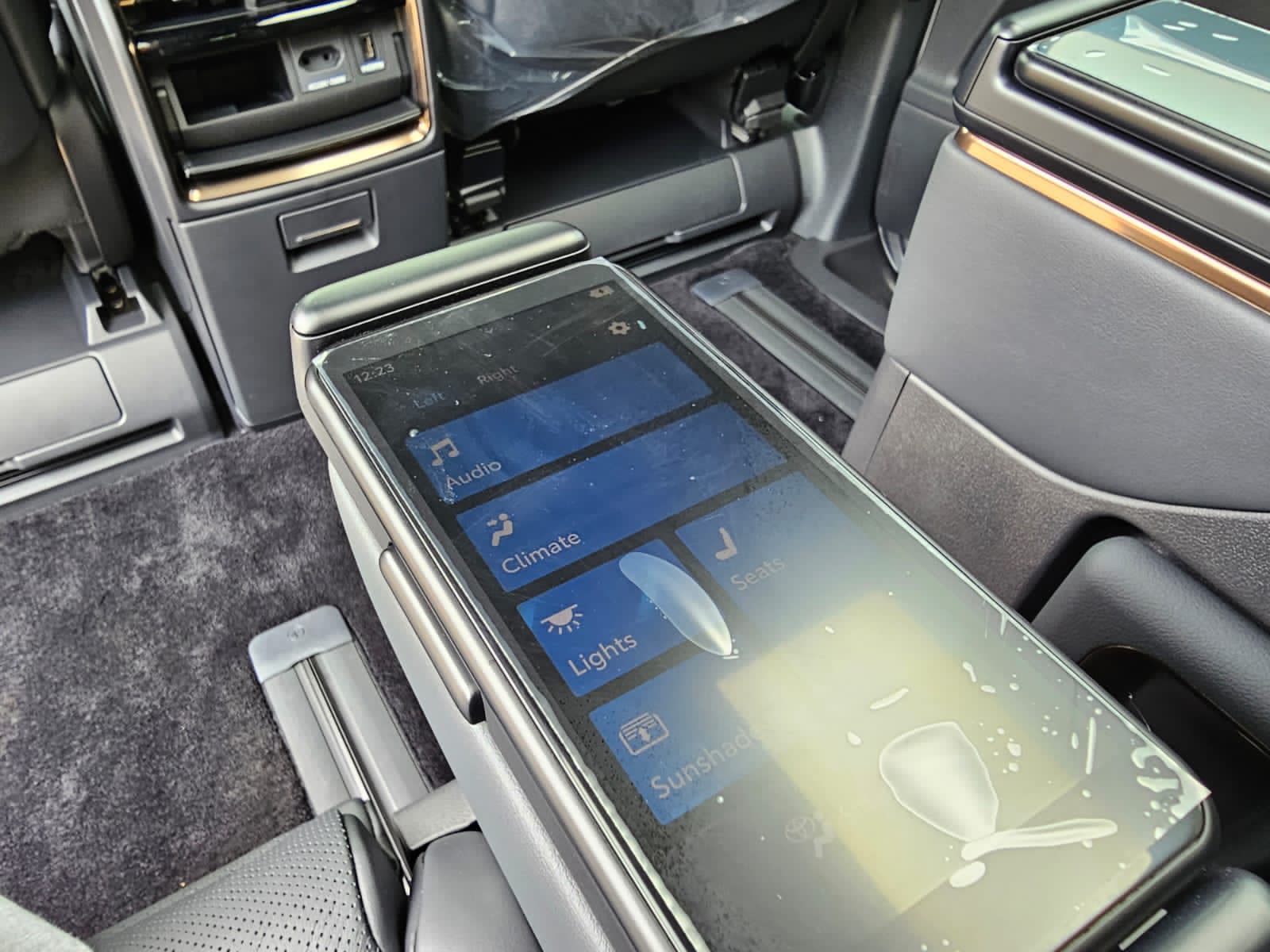 2023 Toyota Alphard Hybrid 2.5 HV 2023 Toyota Alphard Hybrid 2.5 HV