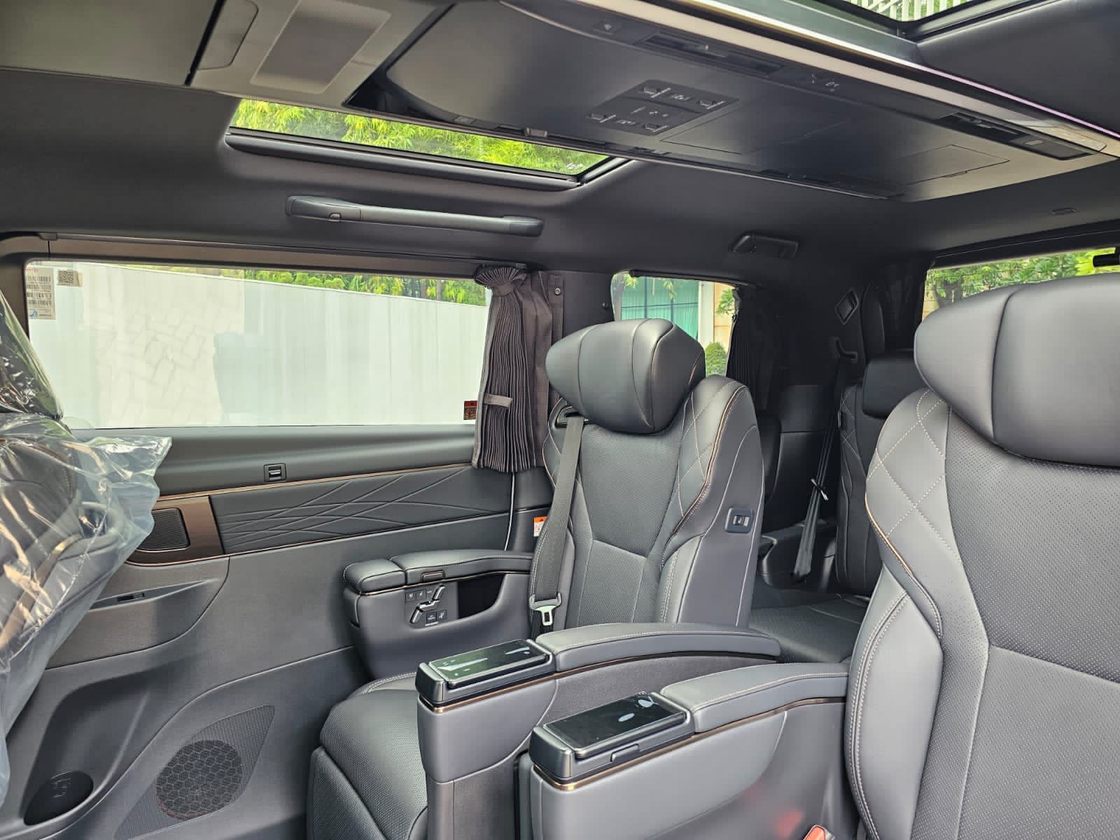 2023 Toyota Alphard Hybrid 2.5 HV 2023 Toyota Alphard Hybrid 2.5 HV