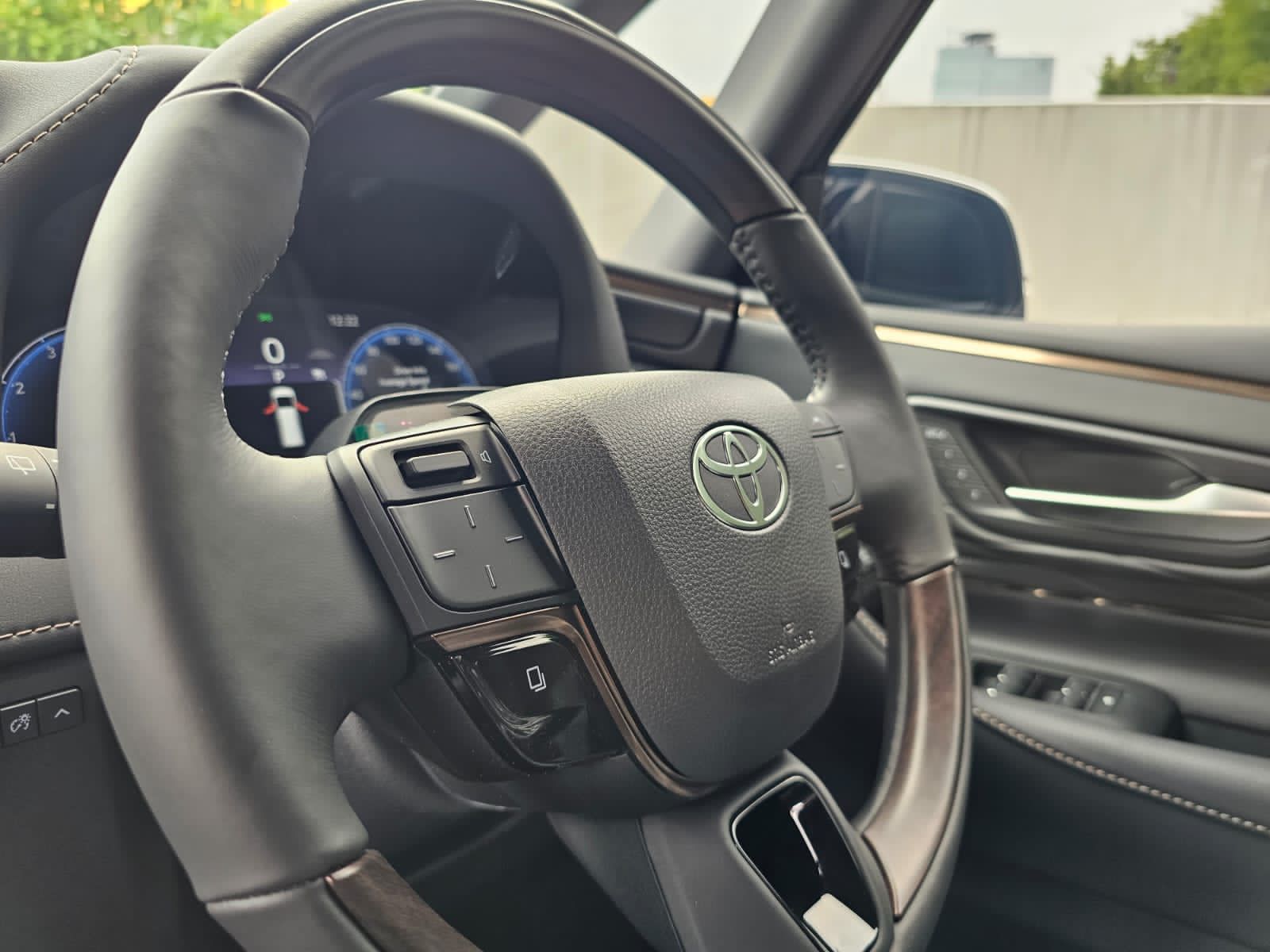 2023 Toyota Alphard Hybrid 2.5 HV 2023 Toyota Alphard Hybrid 2.5 HV