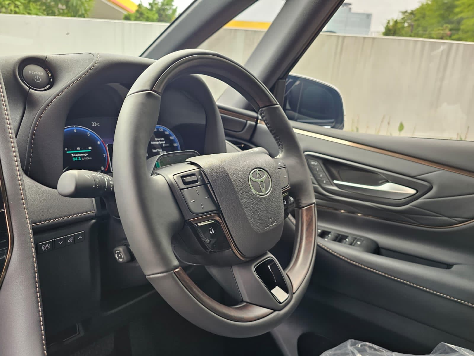 2023 Toyota Alphard Hybrid 2.5 HV 2023 Toyota Alphard Hybrid 2.5 HV