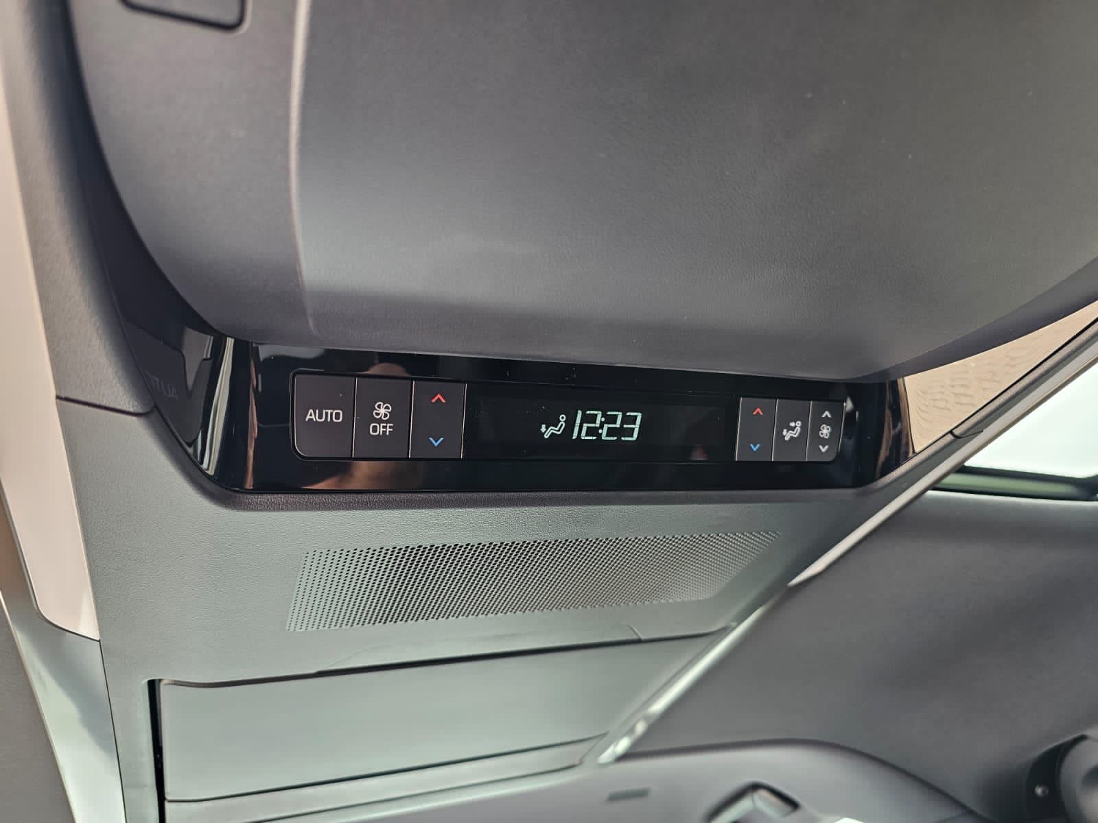 2023 Toyota Alphard Hybrid 2.5 HV 2023 Toyota Alphard Hybrid 2.5 HV