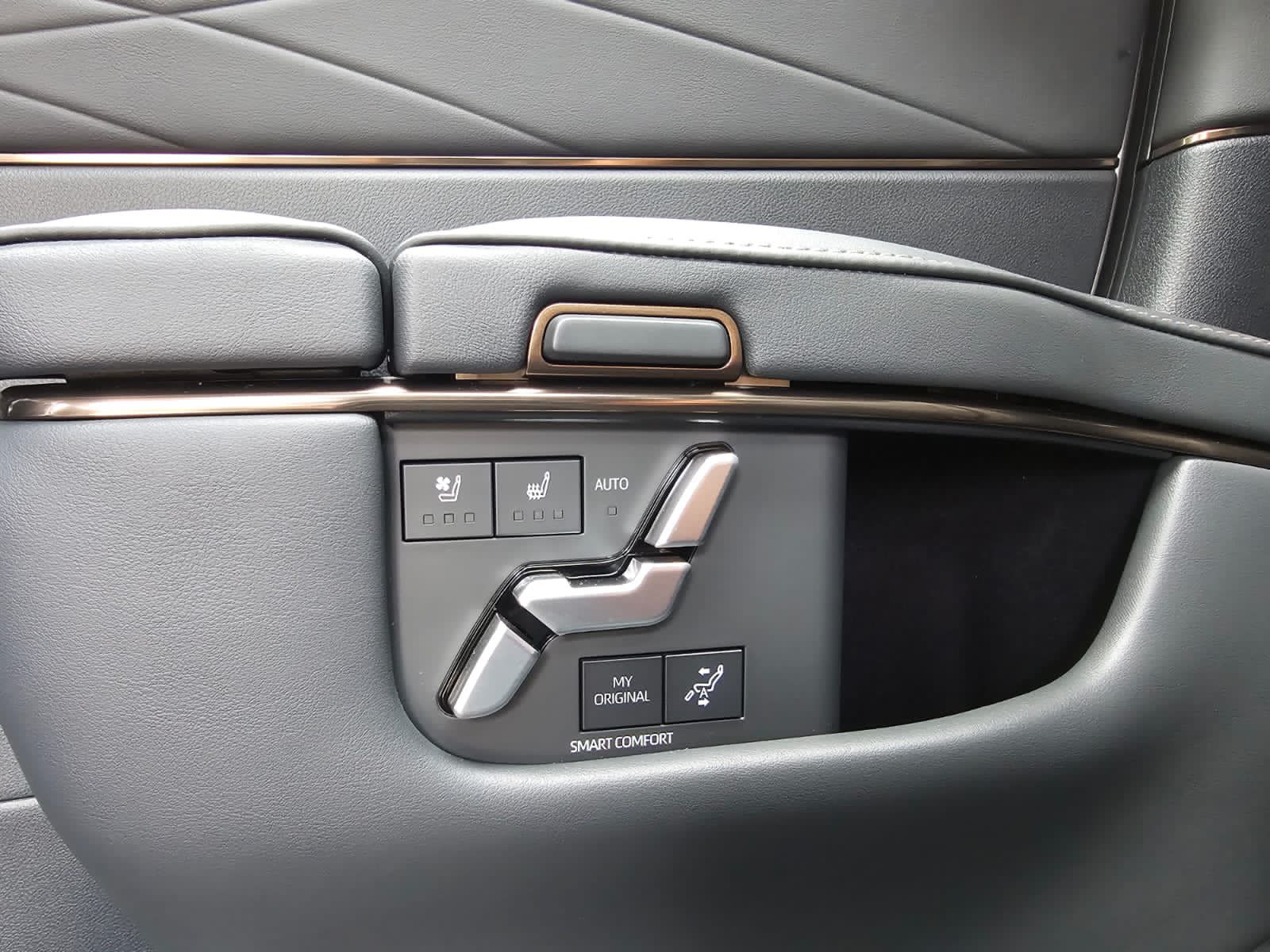 2023 Toyota Alphard Hybrid 2.5 HV 2023 Toyota Alphard Hybrid 2.5 HV