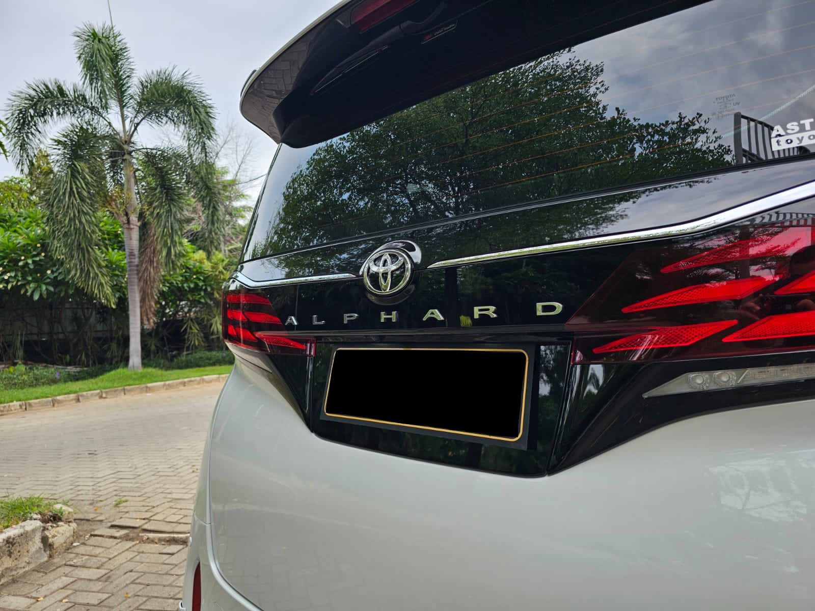 2023 Toyota Alphard Hybrid 2.5 HV 2023 Toyota Alphard Hybrid 2.5 HV