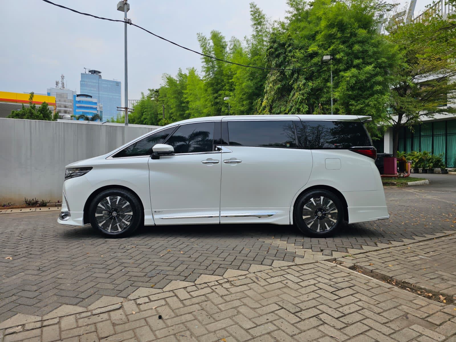 2023 Toyota Alphard Hybrid 2.5 HV 2023 Toyota Alphard Hybrid 2.5 HV