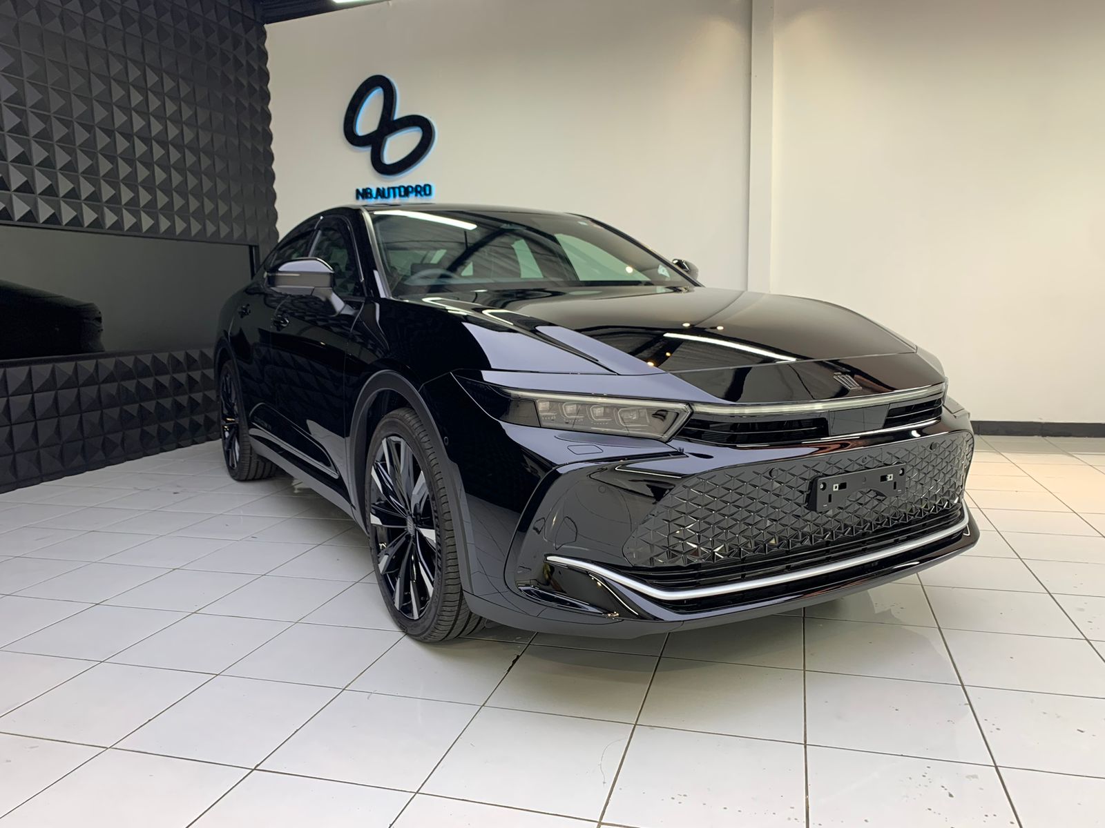 Second Hand 2023 Toyota Crown Royal  ROYAL 2.5 A/T Second Hand 2023 Toyota Crown Royal  ROYAL 2.5 A/T