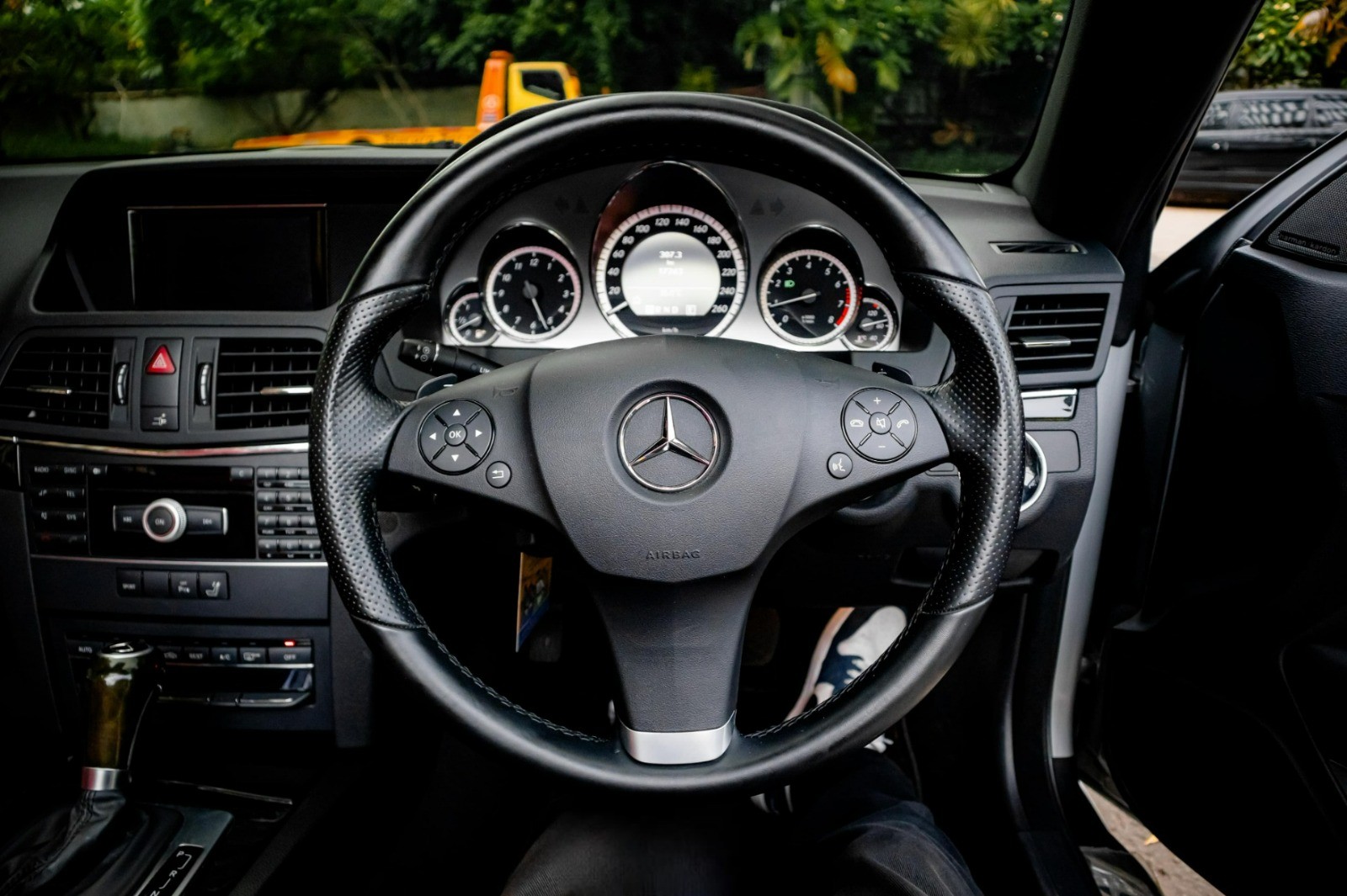 2011 Mercedes Benz E-Class  E250 CGI CABR AT CBU 2011 Mercedes Benz E-Class  E250 CGI CABR AT CBU