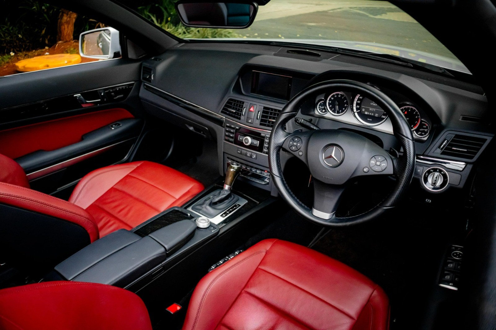 2011 Mercedes Benz E-Class  E250 CGI CABR AT CBU 2011 Mercedes Benz E-Class  E250 CGI CABR AT CBU