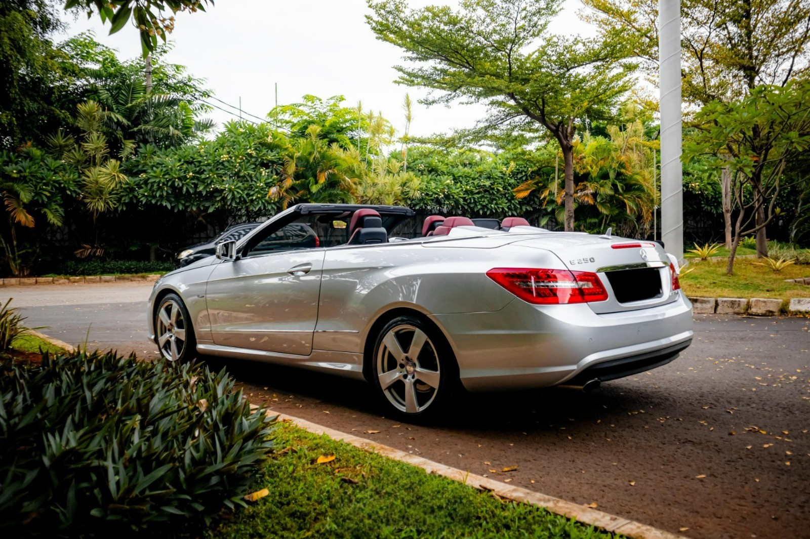 2011 Mercedes Benz E-Class  E250 CGI CABR AT CBU 2011 Mercedes Benz E-Class  E250 CGI CABR AT CBU
