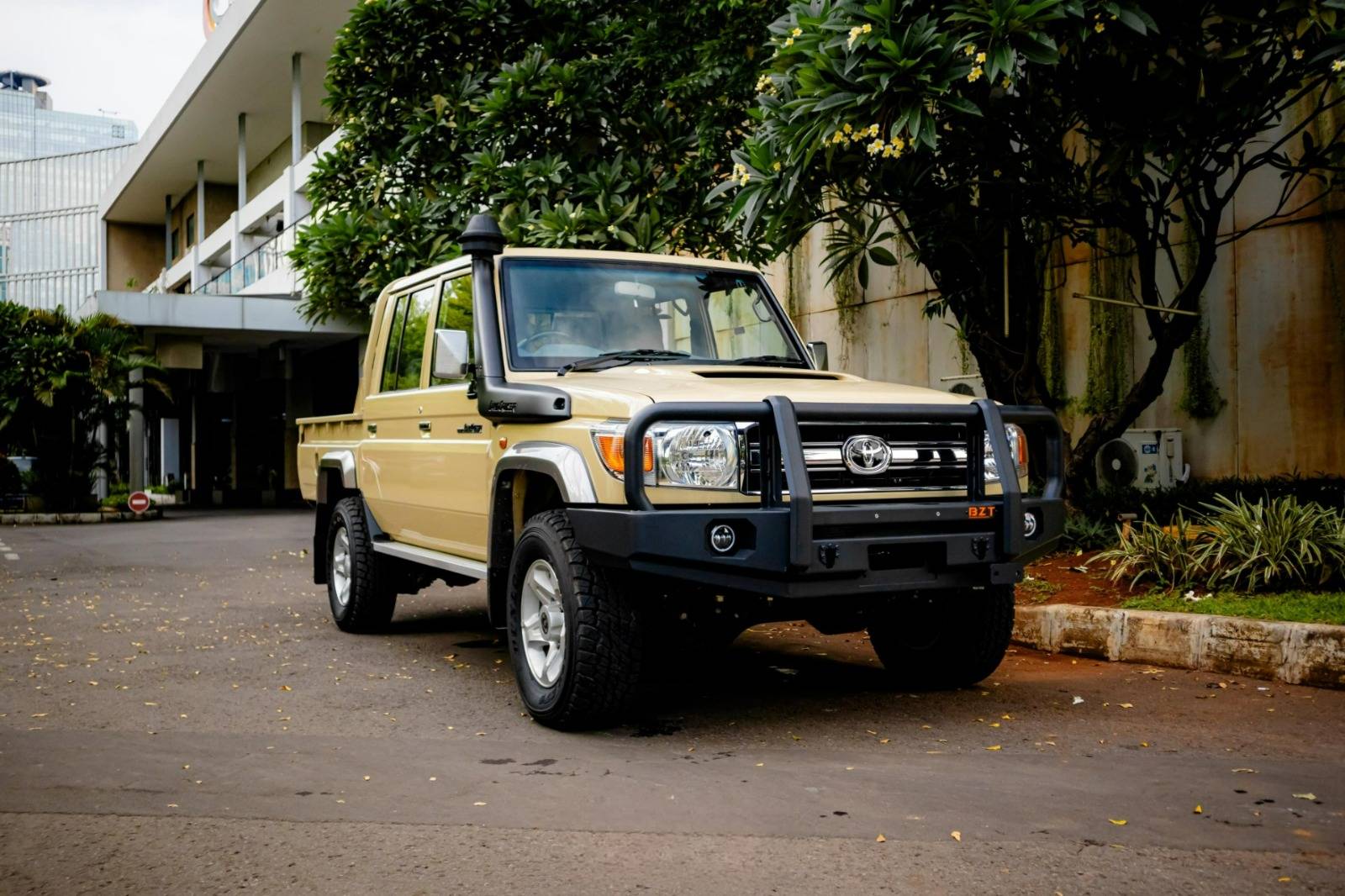 Second Hand 2023 Toyota Land Cruiser 4.5L AT V8