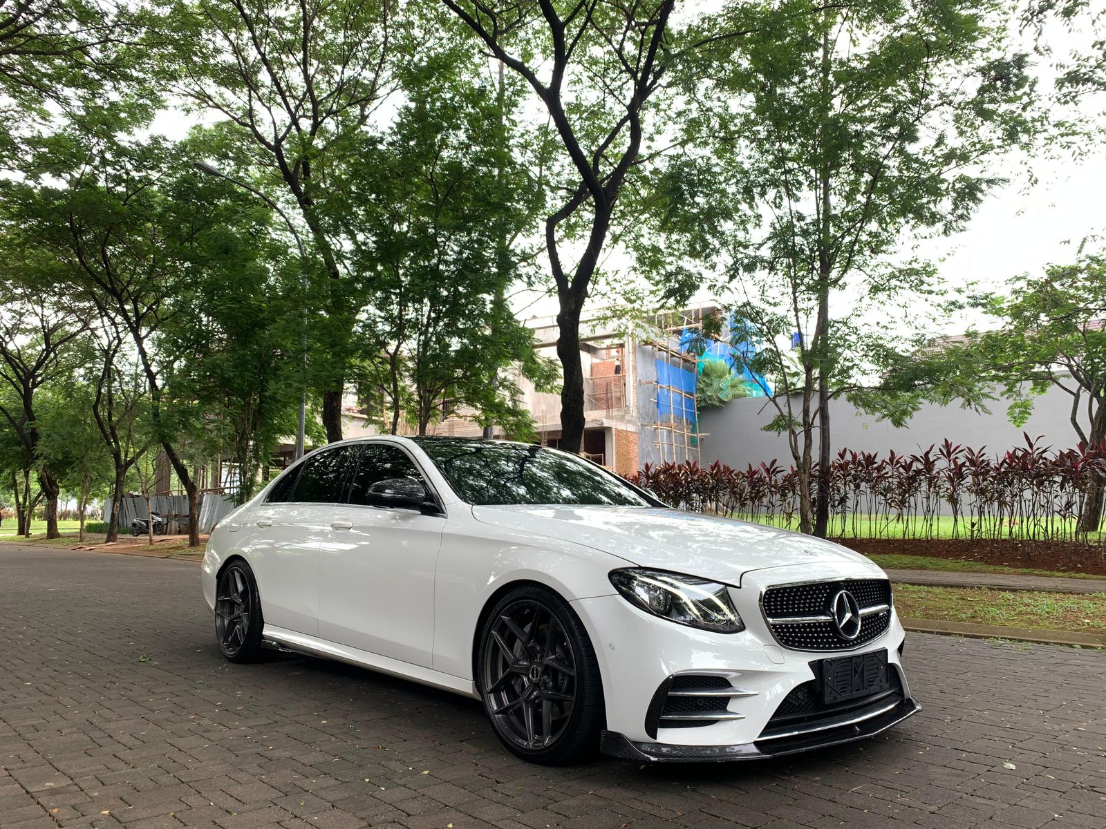 2017 Mercedes Benz E-Class  E 300 AVANTGARDE AMG Bekas 2017 Mercedes Benz E-Class  E 300 AVANTGARDE AMG Bekas
